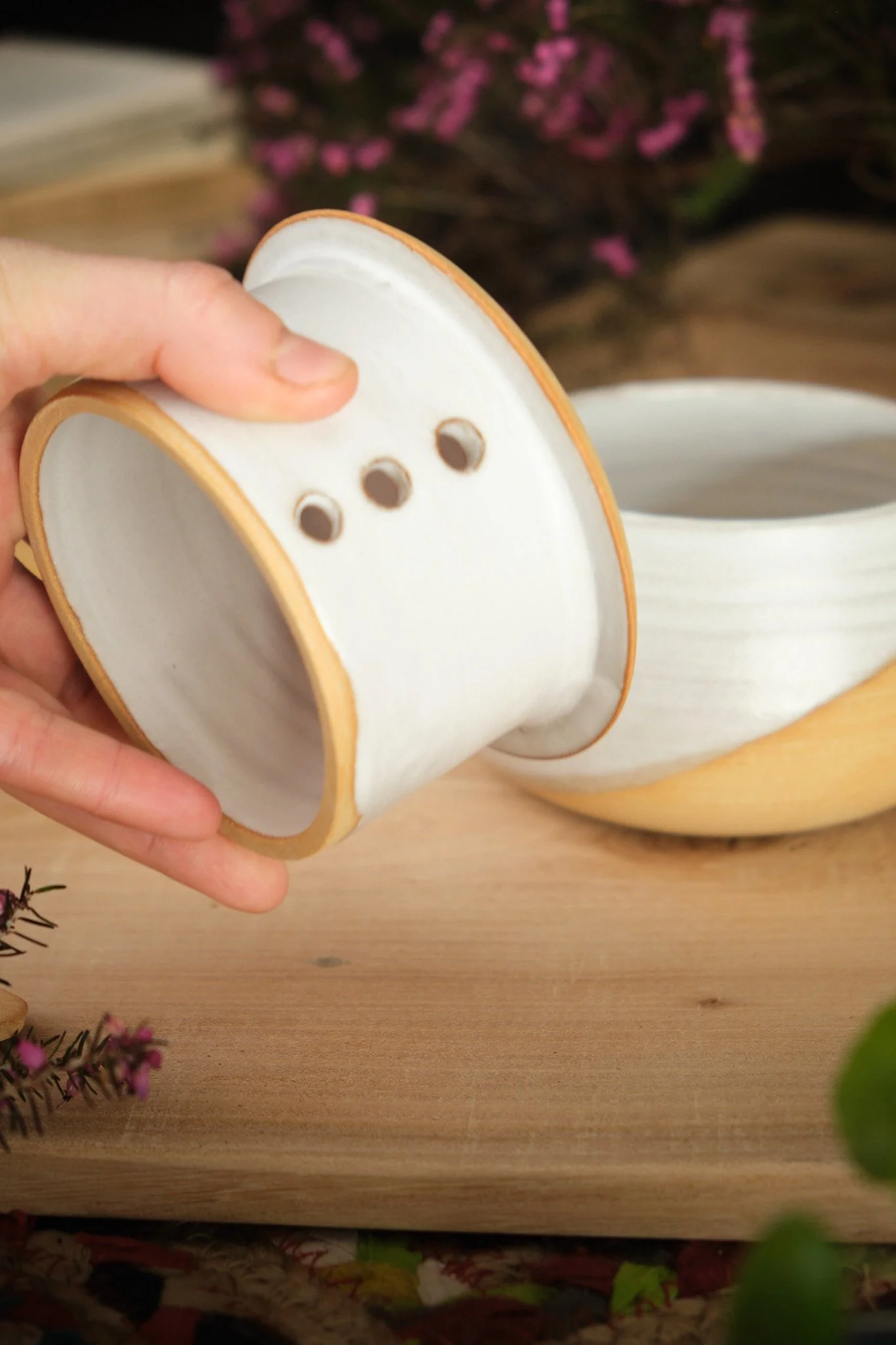 Beurrier poterie faite main en grès Sarlat sable et blanc.jpg
