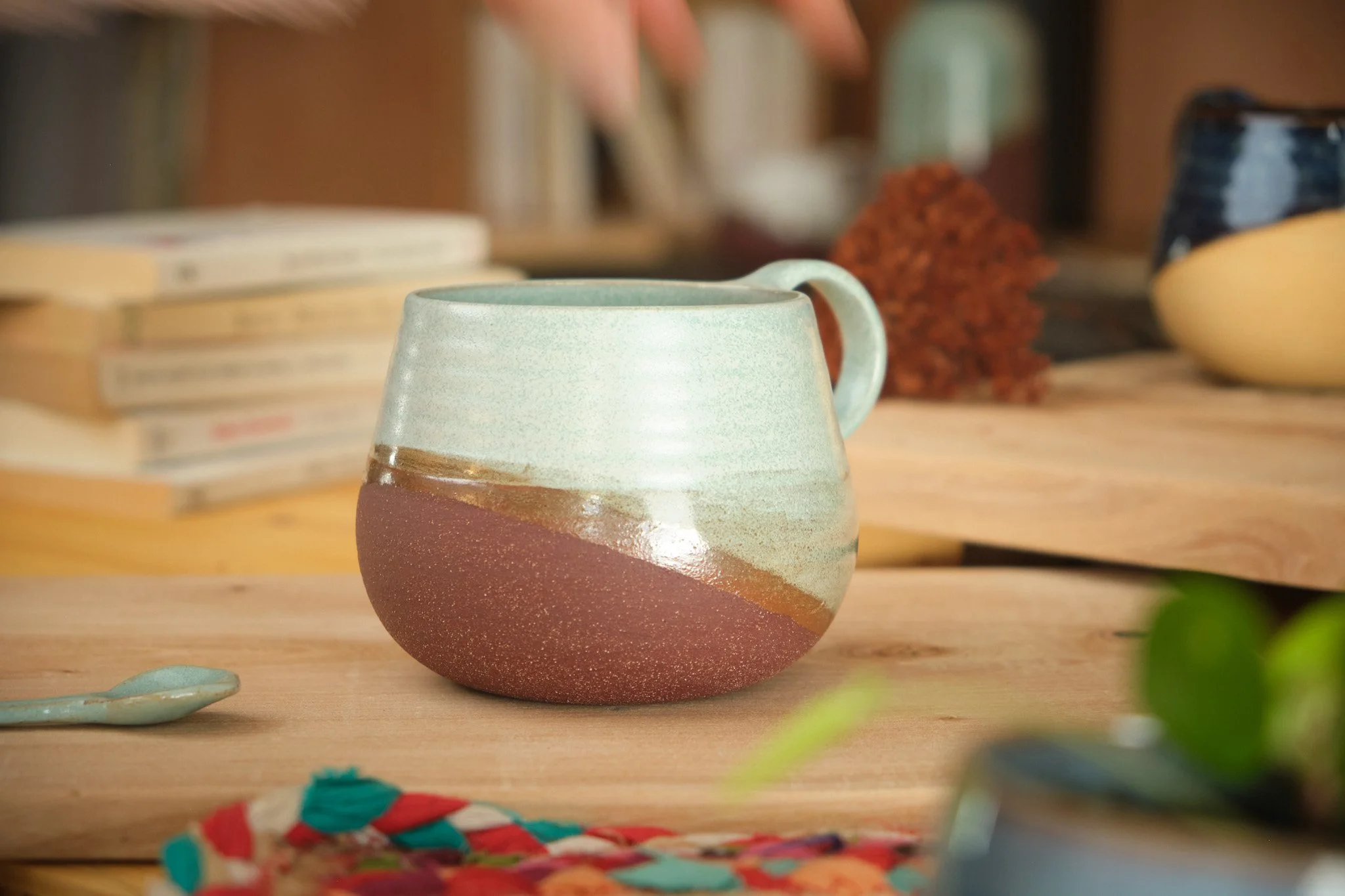 Mug en grès La paume artisanat périgourdin rouge émail vert.jpg