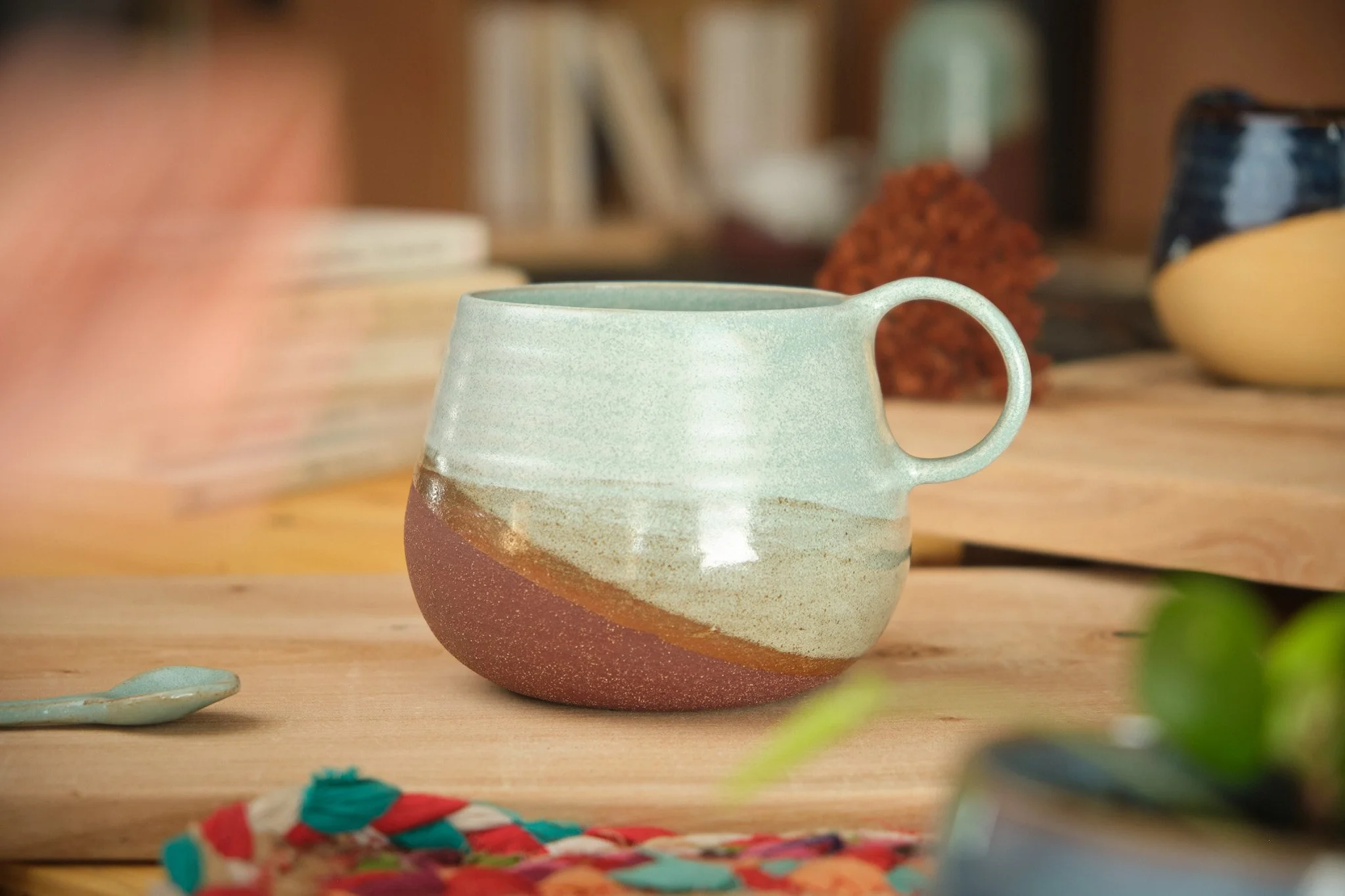 Mug en grès utilitaire rouge vert La Paume céramique.jpg