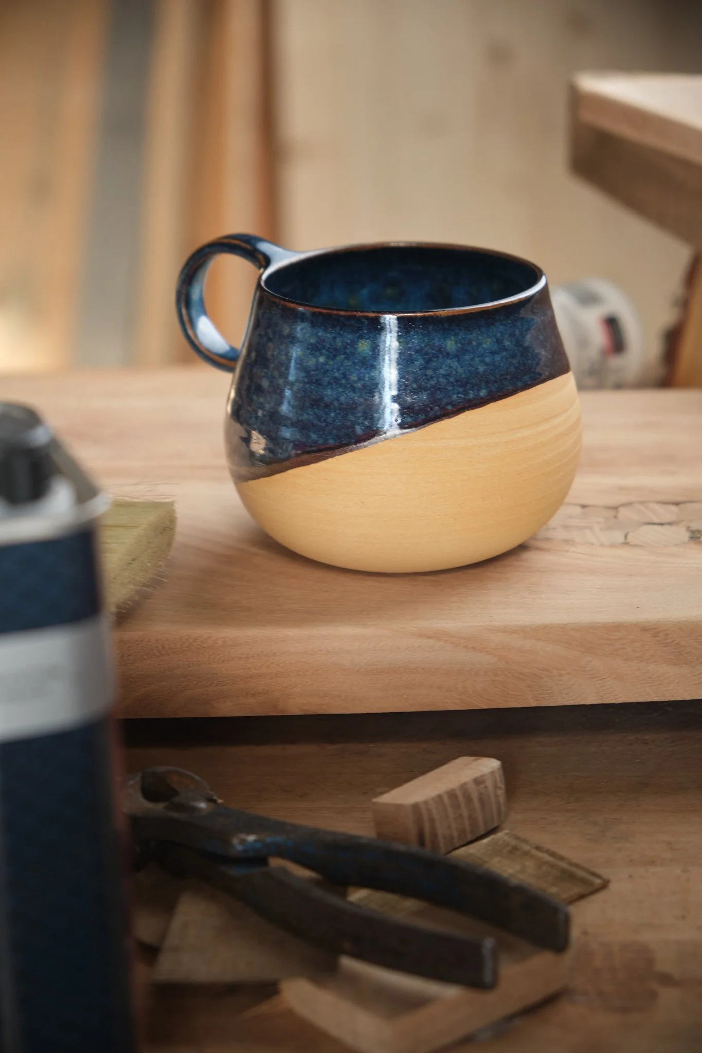 Mug de potier en grès La paume artisanat périgourdin Terre sable émail nuit (2).jpg