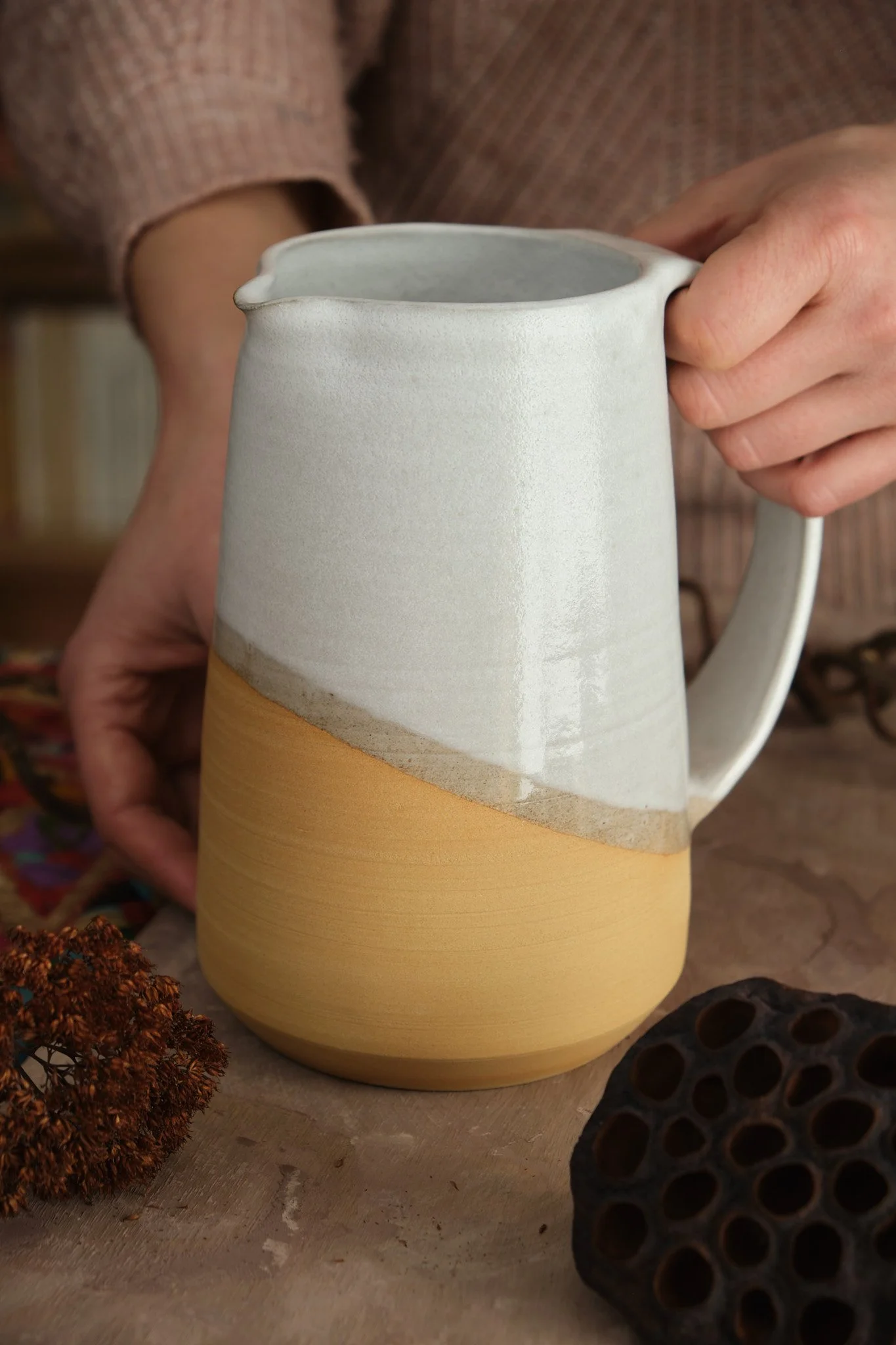 Carafe en grès poterie artisanale la paume céramique tere sable émail blanc (2).jpg