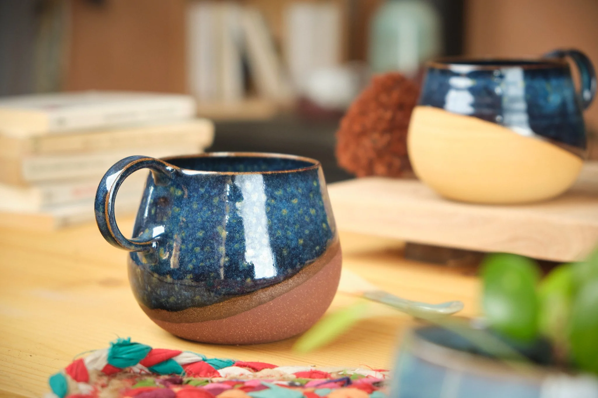 Mug céramique engobe rouge bleu nuit La Paume Périgord.jpg