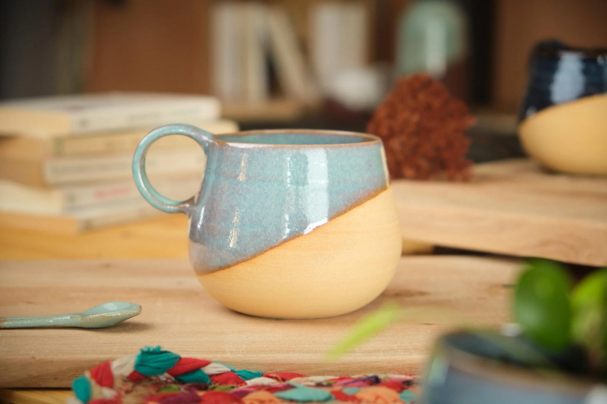 Mug La paume artisan dordogne Terre sable émail Turquoise.jpg
