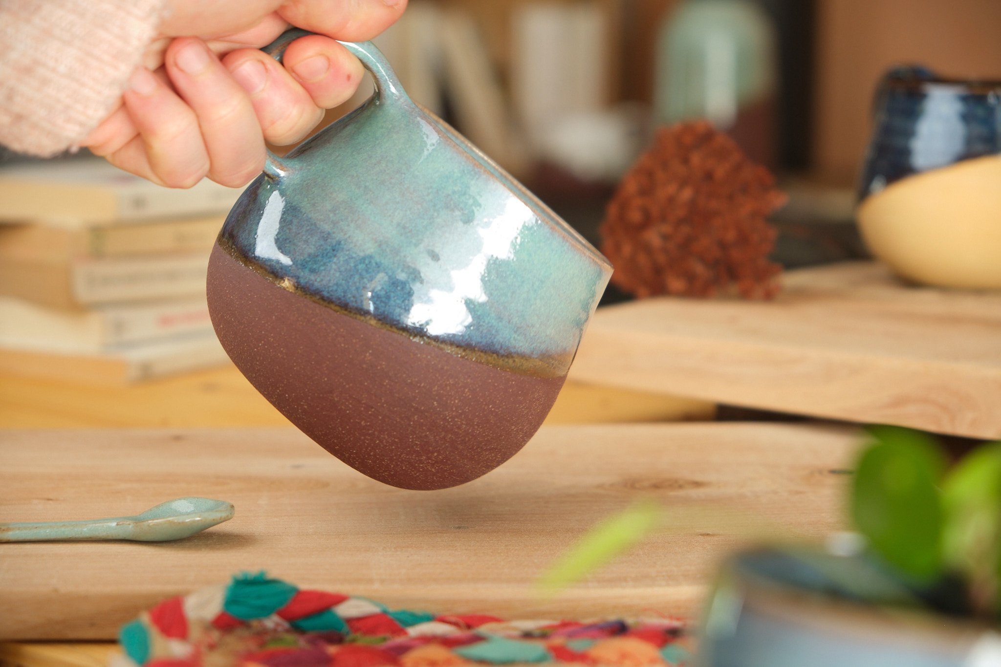 Mug de potier céramique en grès La paume artisan périgourdin rouge turquoise .jpg
