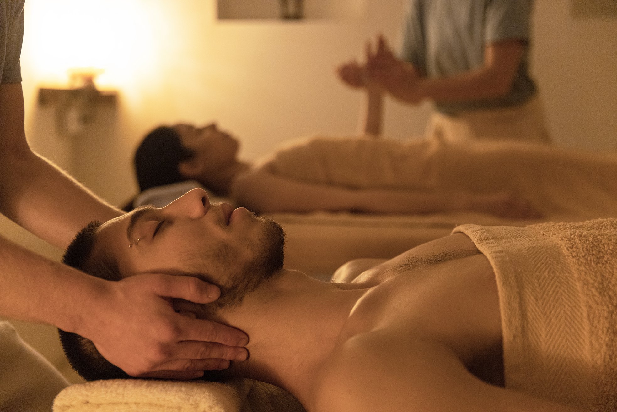 Te invitamos a bajar las pulsaciones con un concepto de masajes diferente  Desde la presencia y la escucha, nuestro equipo de profesionales crean una  experiencia única adaptada a tus necesidades para aliviar