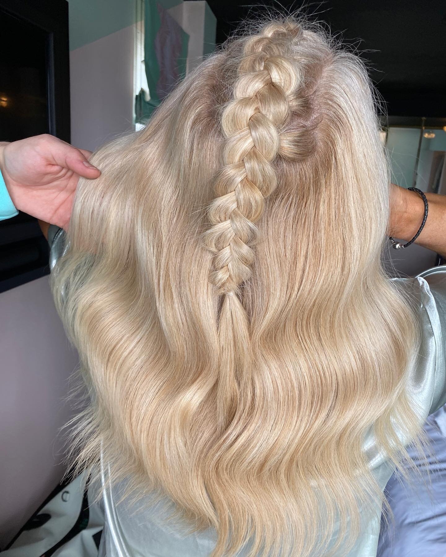 Bringing your hair goals to life 😍👏

The perfect style for those Ibiza party days and nights 🌴

If you want our help in getting ready for your holiday nights out in Ibiza this summer, then just send us a message for our availability 💘

#hairinspo