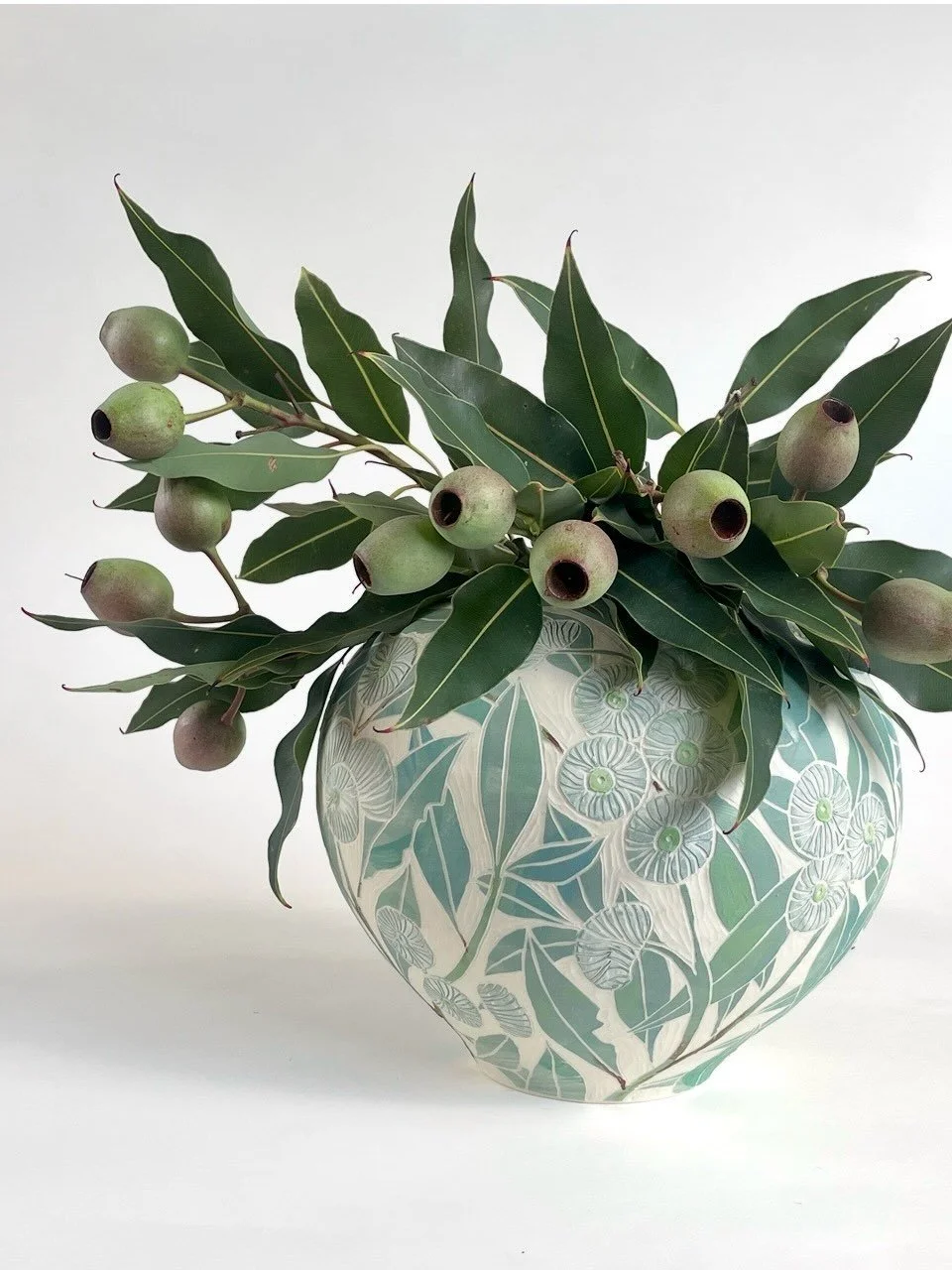 Boranup Mallee (Eucalyptus calcicola) grows in a small area near Cape Hamelin in Western Australia. I was happy to see it flowering when I walked the Cape to Cape Trail ☀️ 

My Boranup Mallee vase is pictured holding another WA eucalypt, Corymbia fic