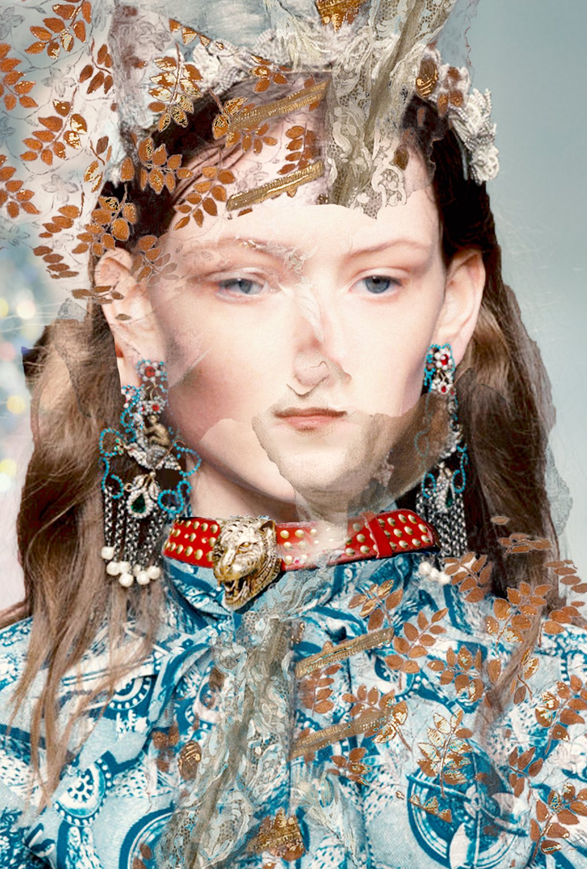 Ein ausgestelltes kunstvolles Porträt einer jungen Frau mit großen, auffälligen Ohrringen, buntem Schmuck, einem rotem und blauen Kleid mit Gold-Details, durch eine zerbrochene Glasscheibe betrachtet.