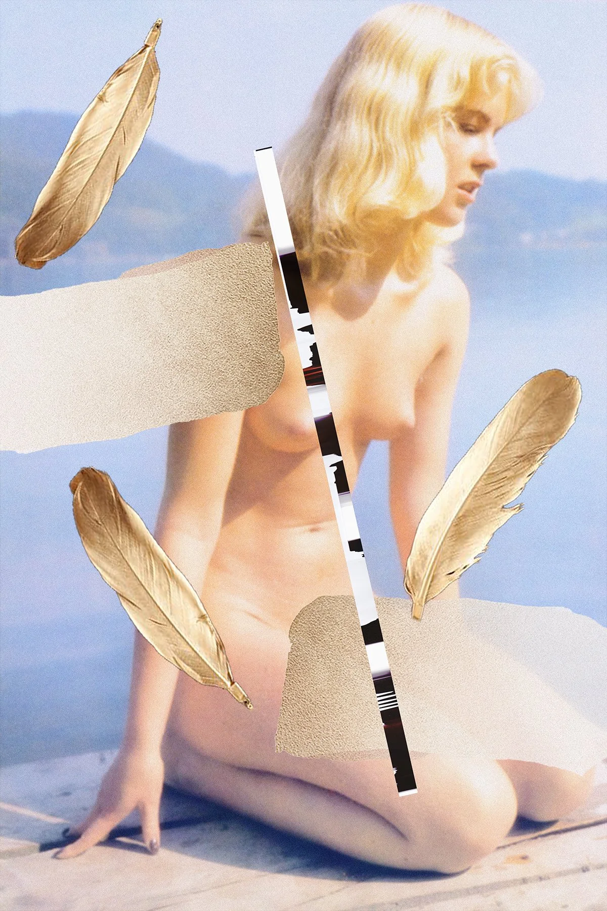 Ein künstlerisches Bild einer nackten Frau mit blonden Haaren, die auf den Knien auf einem Strand sitzt, mit einem blauen Himmel im Hintergrund. Das Bild enthält mehrere tattoohafte Papierstücke, Federn und digitale Störungen.