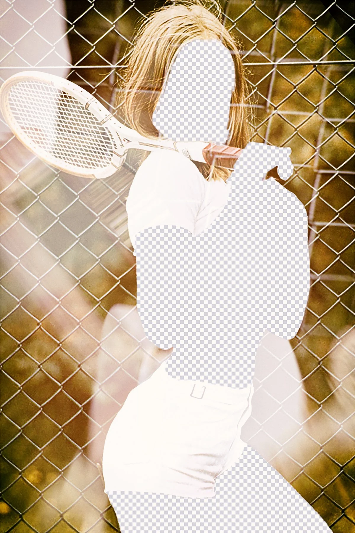 Ein Mädchen mit Tennisschläger auf einem Tennisplatz hinter einem Kettenzaun, das Gesicht ist ausgeschnitten.