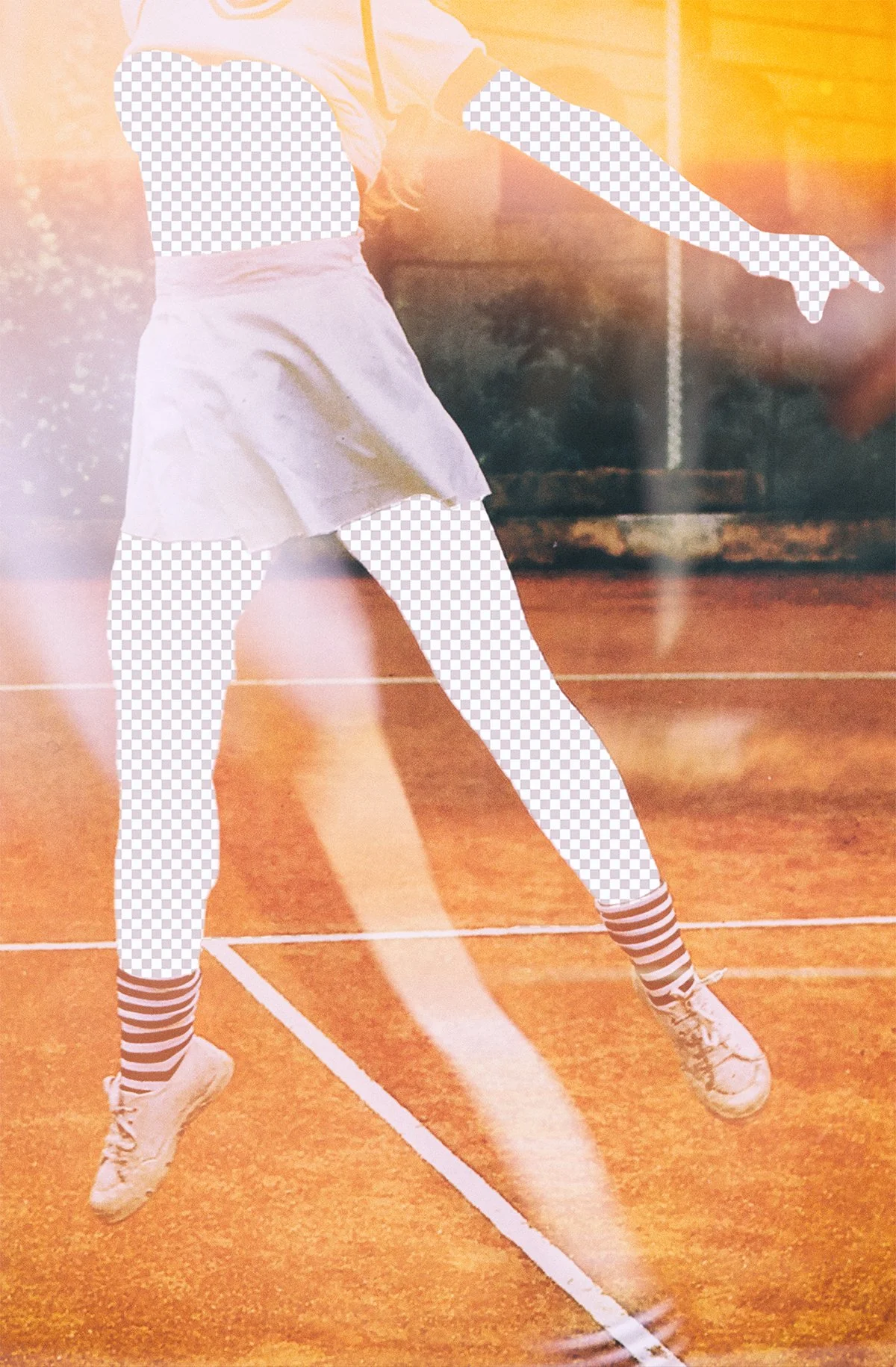 Sportlerin in Tennisoutfit auf Tennisplatz, Körper in Bewegung, Sonnenlicht, Socken mit Streifen.