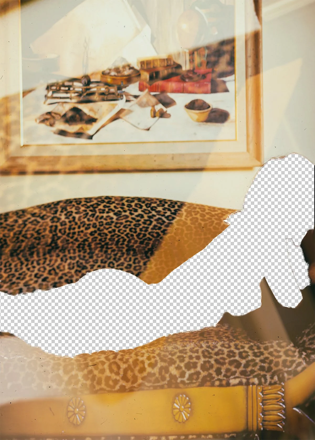 Ein altmodischer Schrank in hellgelber Farbe mit floralen Dekorationen, oben auf einem Tisch liegt eine Decke im Leopardenmuster, im Hintergrund ein gerahmtes Bild an der Wand.
