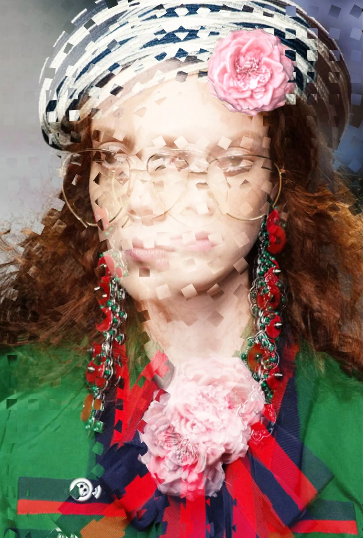 Porträt einer Frau mit Brille, Blumen im Haar und großen Ohrringen, digital bearbeitet mit Pixel- und Mustereffekten, trägt grüne Kleidung, rote und schwarze Accessoires.