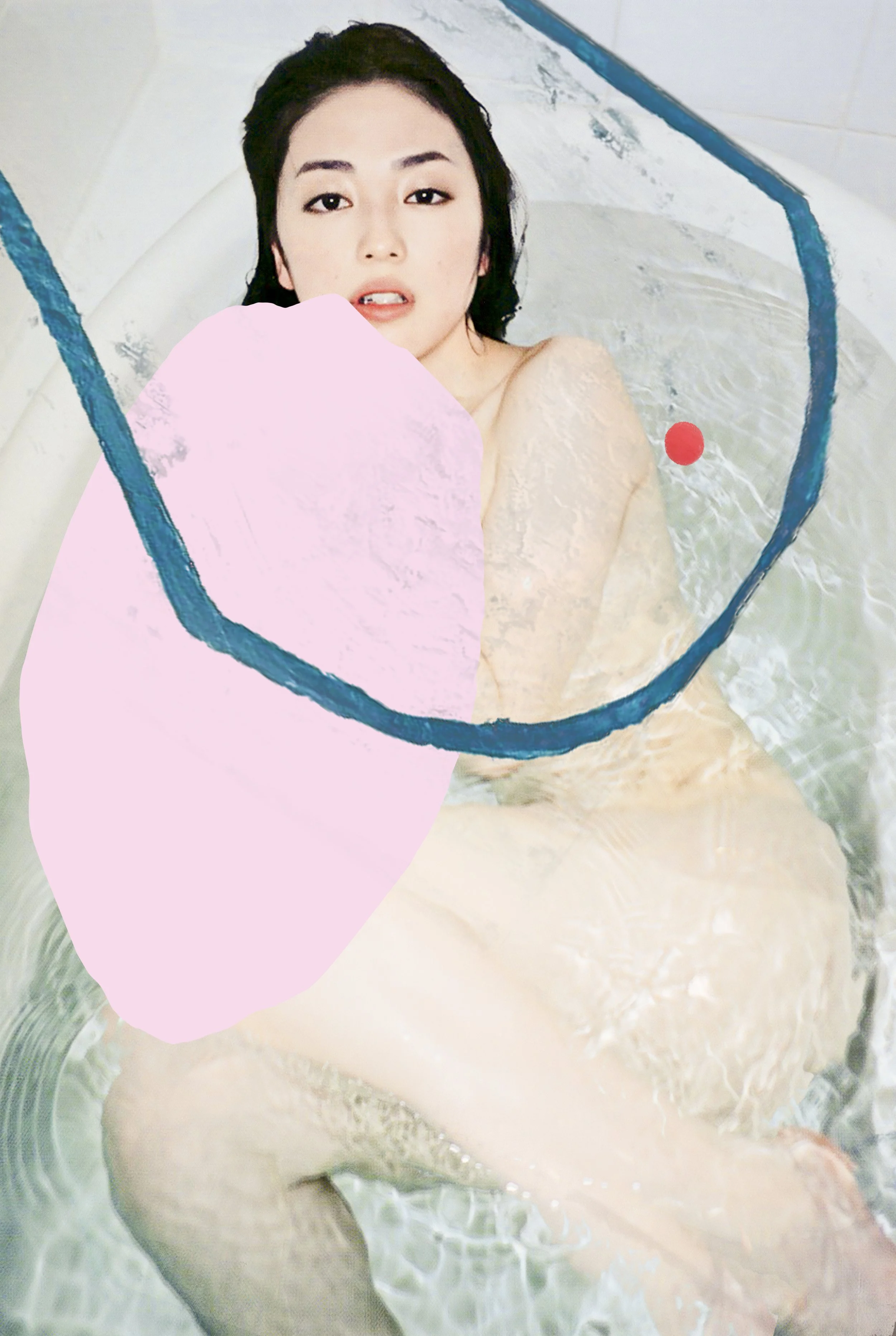 Ein Porträt einer jungen asiatischen Frau mit dunklem Haar, die im Wasser in einem Whirlpool oder einer Badewanne sitzt. Ihr Oberkörper ist sichtbar, und sie sieht direkt in die Kamera.