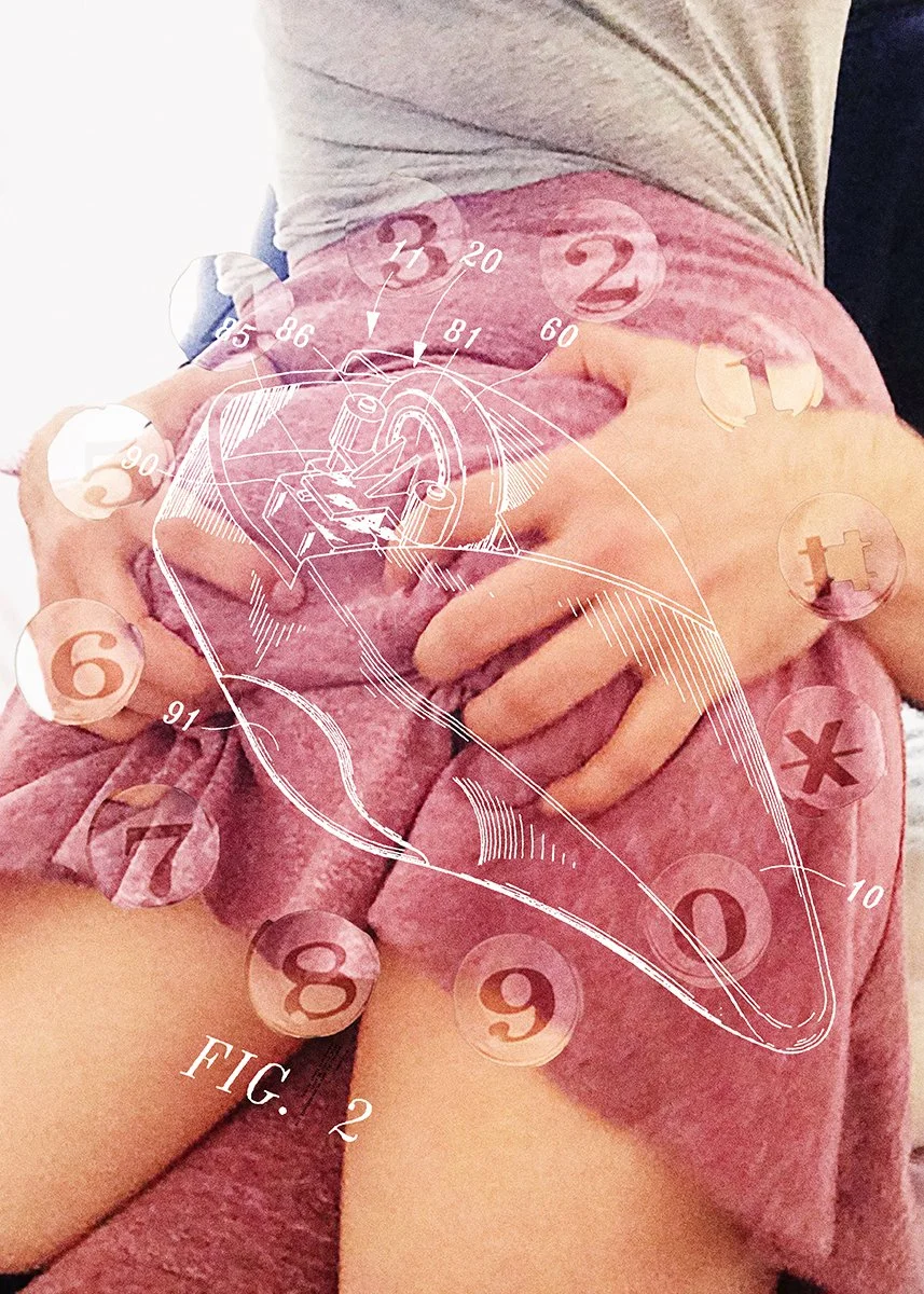 Nahaufnahme eines Menschen, der ein Po berührt, mit einer digitalen anatomischen Illustration und Beschriftungen überlagert.