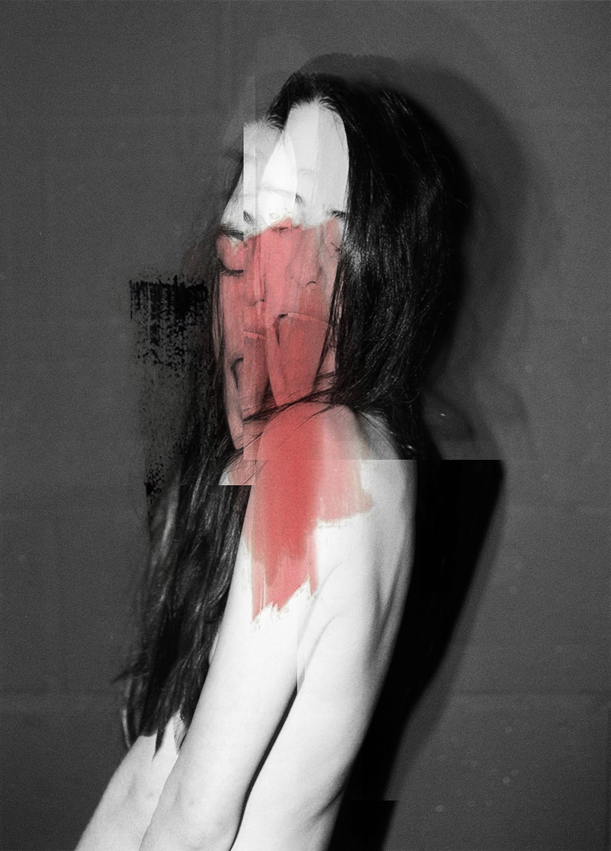 Ein künstlerisch verfremdetes Schwarz-Weiß-Porträt einer Frau mit langen dunklen Haaren, bei dem das Bild fragmentarisch und mehrfach überlagert ist, was einen verzerrten und abstrakten Effekt erzeugt.