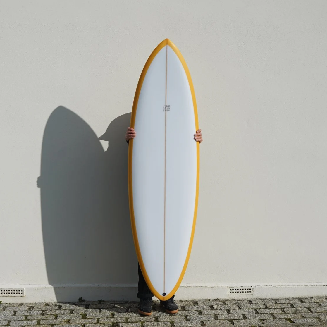 Mid length surfboard suitable for intermediate surfers