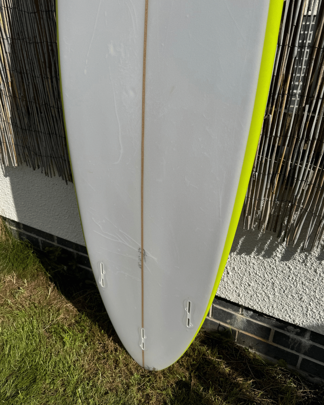tail-mid-length-surfboard.png