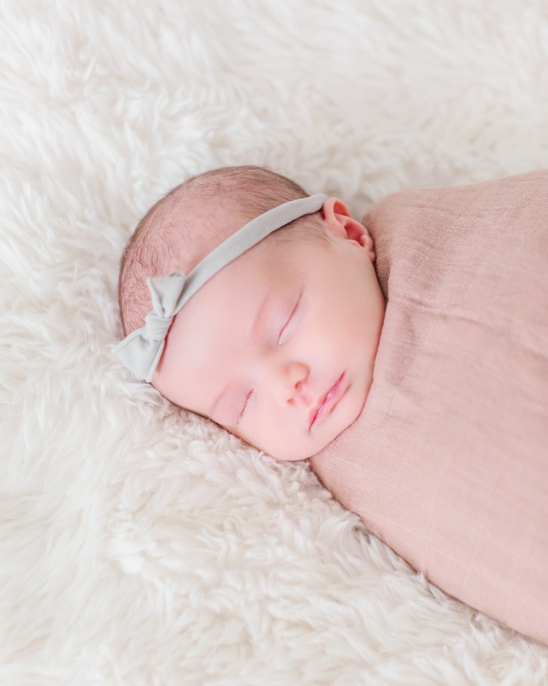 Sweet little bows and soft neutral swaddles make for the most sleepy little newborn session. 
.
These photos from Phoebe's newborn session never get old. I can't wait to capture this sweet family again this week for my first May Mini Session! 
.
Don'