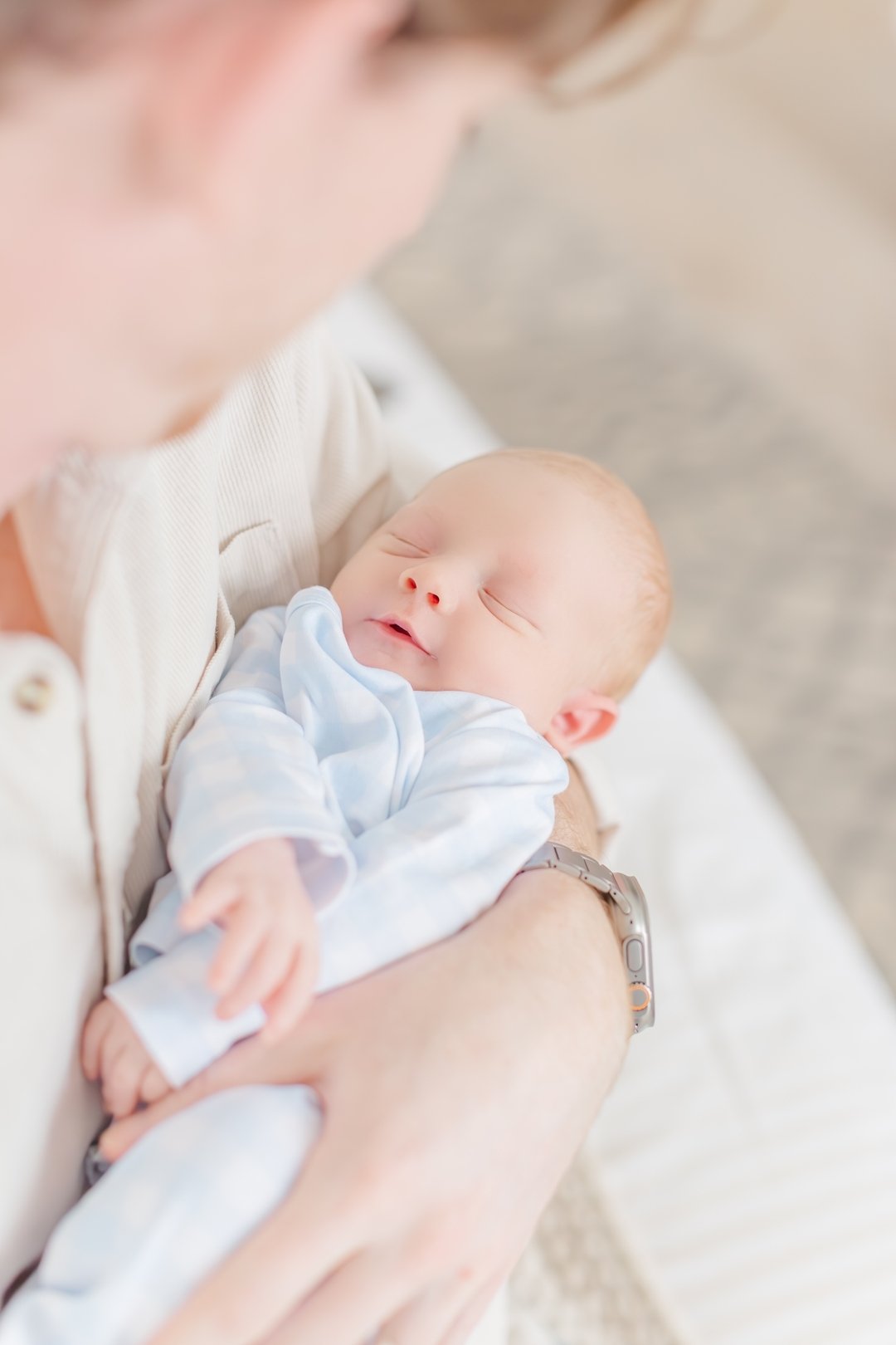 They grow up so fast, but with newborn photography, you can treasure their tiny features forever. Let's create beautiful memories together! 💫👣 #NewbornMagic #CherishedMoments #newbornphotographer #lifestylenewbornphotographer #greenvillescnewbornph