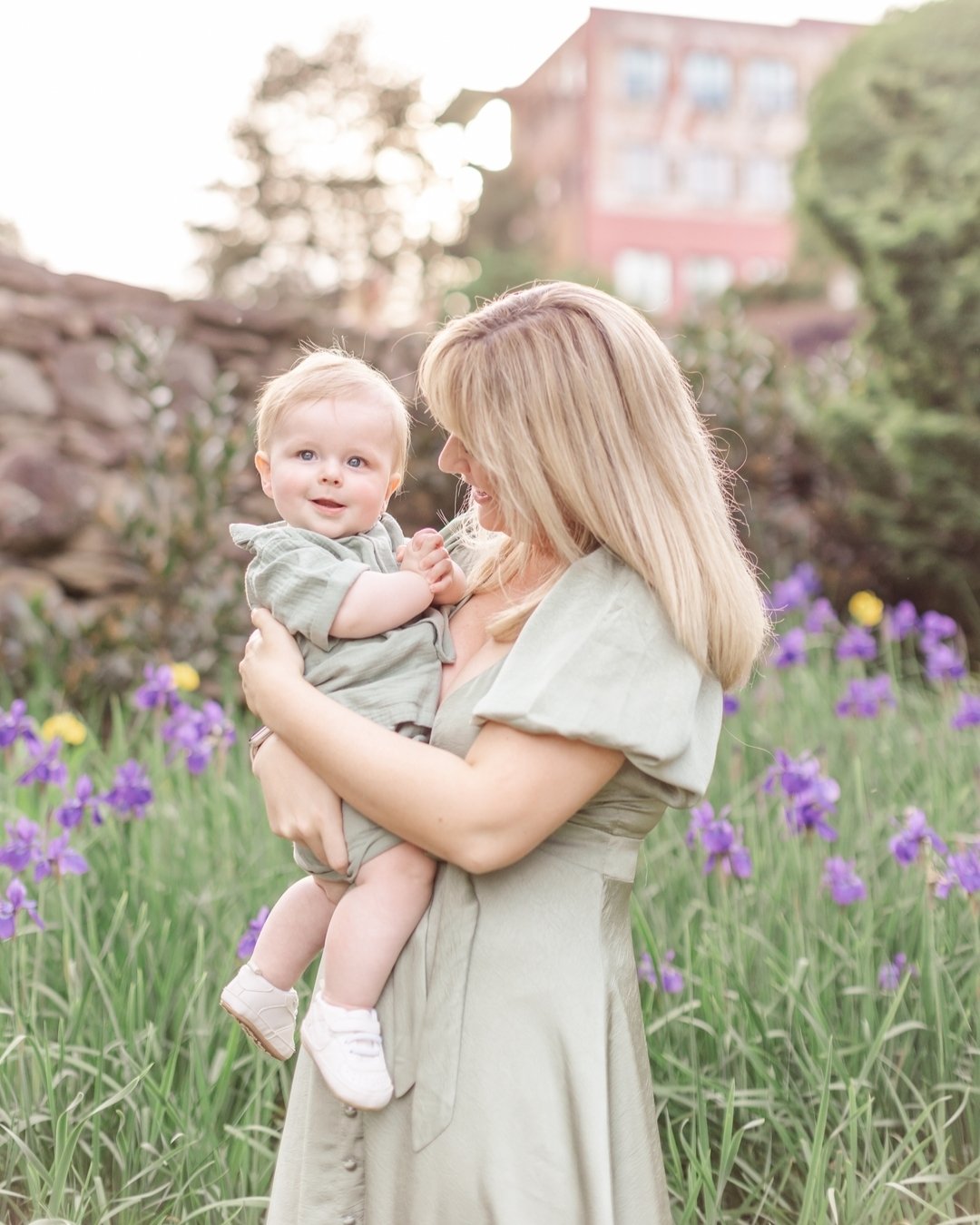 🎉✨ MAY GIVEAWAY ALERT!!! ✨ 🎉
ITS HAPPENING.....I'm giving away a full family photo session (up to $400 in value) to one mom or mom-to-be in honor of Mother's Day! 🫶
.
Simply follow these steps to enter: 
1️⃣ Like and save this post
2️⃣ Follow this