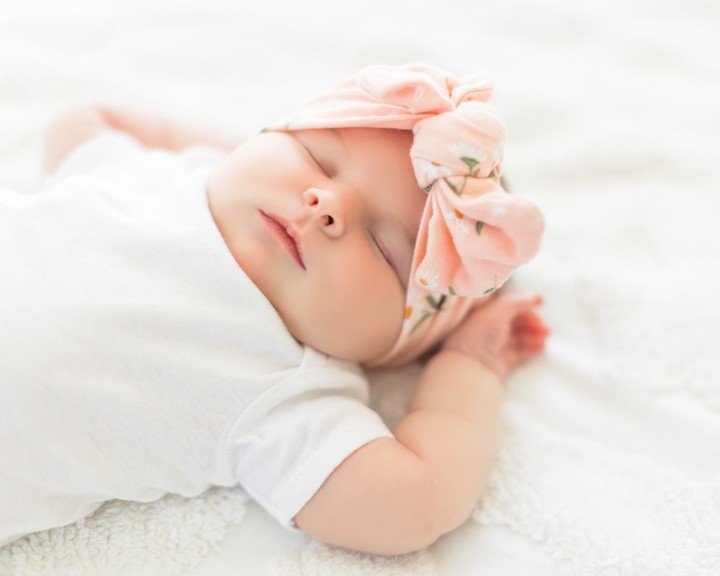 Big headbands for life! I'm always obsessed with baby girls and their cute accessories! Girl momma's where are you buying your girl bows? Let us know! 👇
.
.
.
.
. #newbornphotographer #lifestylenewbornphotographer #greenvillescnewbornphotographer #g