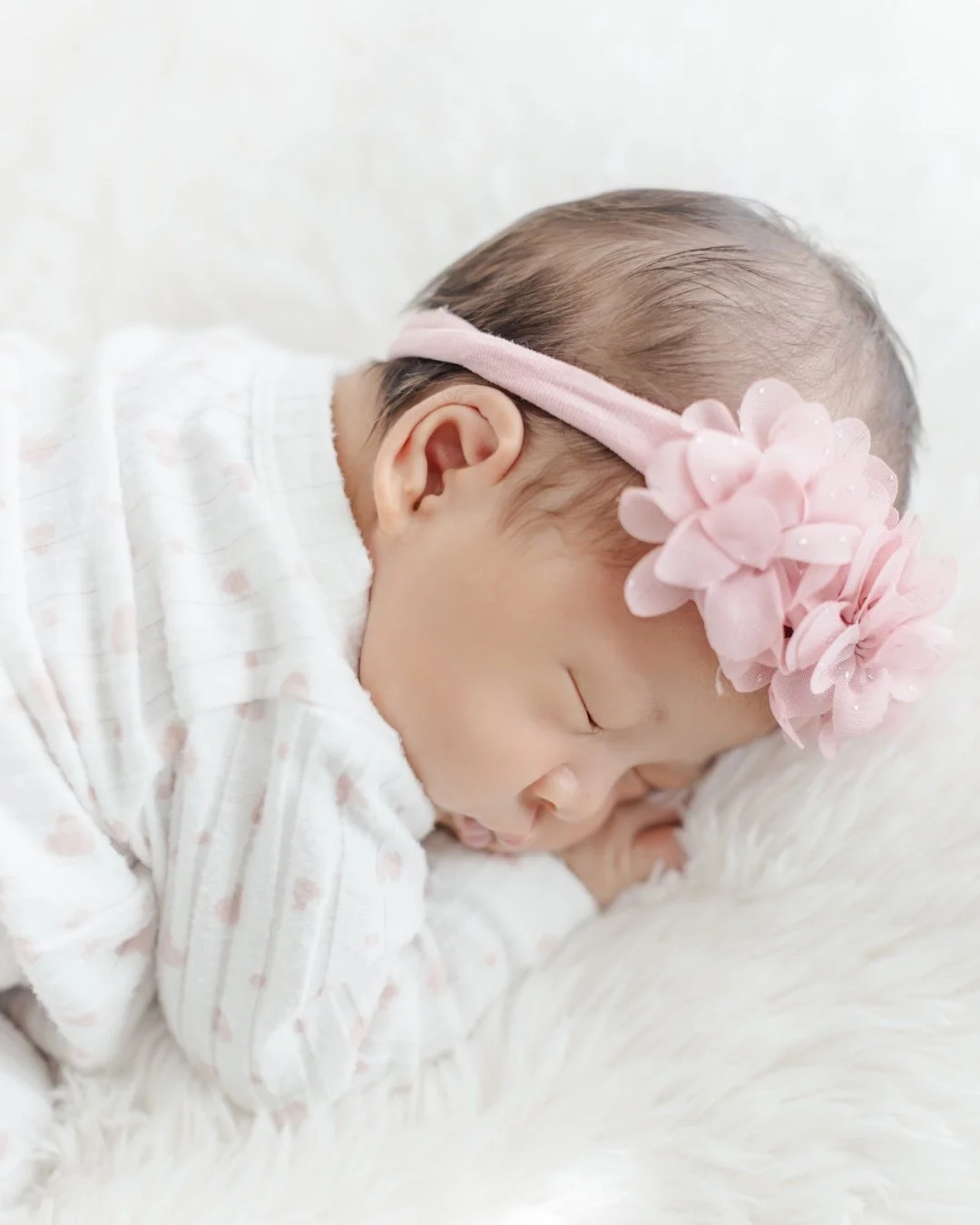 Soft bows, sleepy stretches, and the sweetest beginning 🤍
This little girl has already filled her home with so much love.