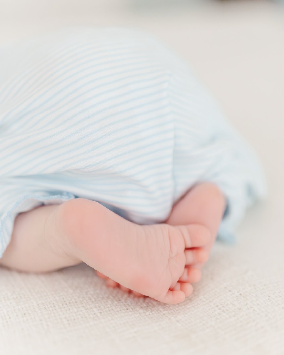 Tiny toes. Big feelings.
It&rsquo;s the little details that somehow mean everything 💫

 #newbornphotographer #lifestylenewbornphotographer #greenvillescnewbornphotographer #greenvillescphotographer #scnewbornphotography