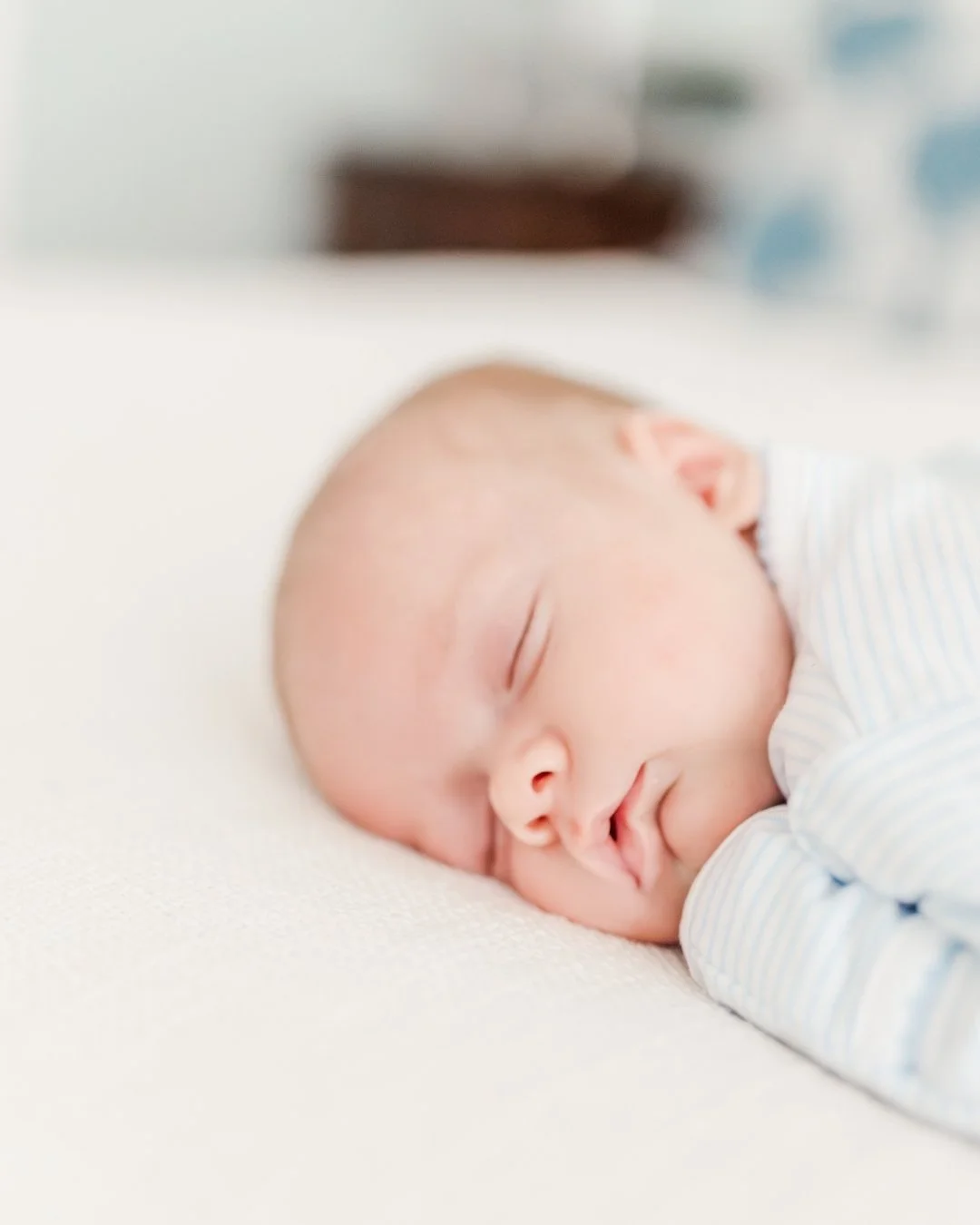 Those first days at home deserve to be remembered 🤍
Simple, timeless newborn portraits focused on connection, comfort, and the tiniest details that change far too fast.