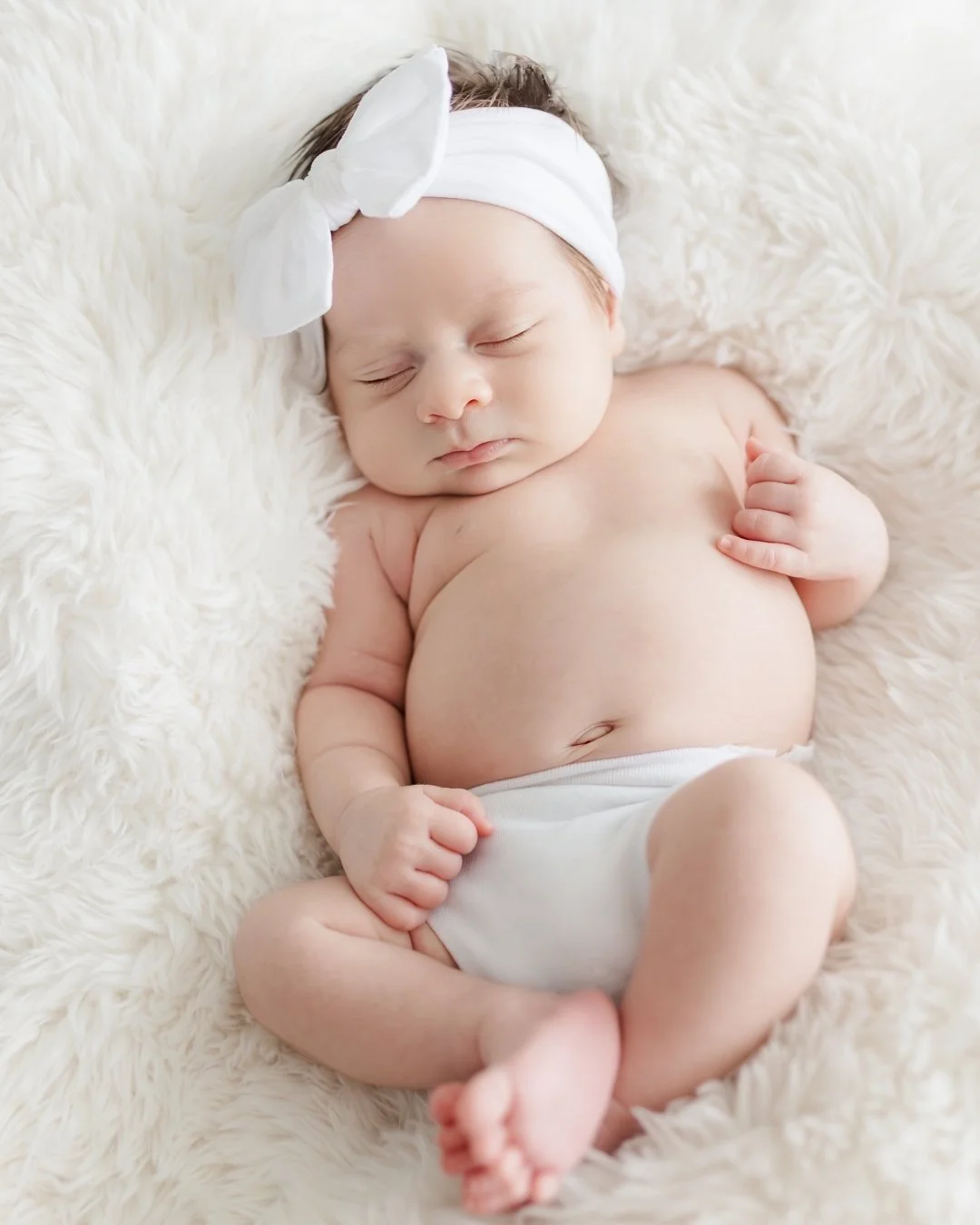 She came into the world and made everything stand still.
🤍
The tiny fingers. The deep sleep. The way your whole heart shifts the moment you meet her. These are the details that disappear faster than anyone warns you.
Newborn sessions are best booked