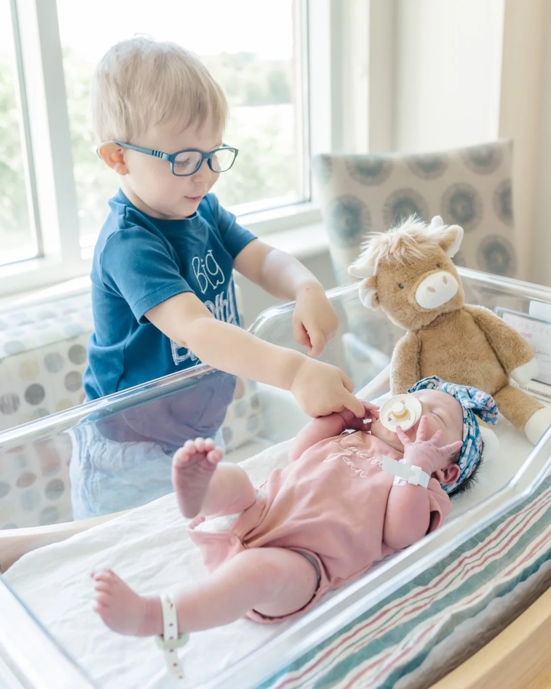 Big sibling meeting the baby for the first time is one of those moments I will never get tired of photographing.
The curiosity. The gentleness they didn&rsquo;t know they had. The way they look at this tiny person like they&rsquo;re trying to figure 