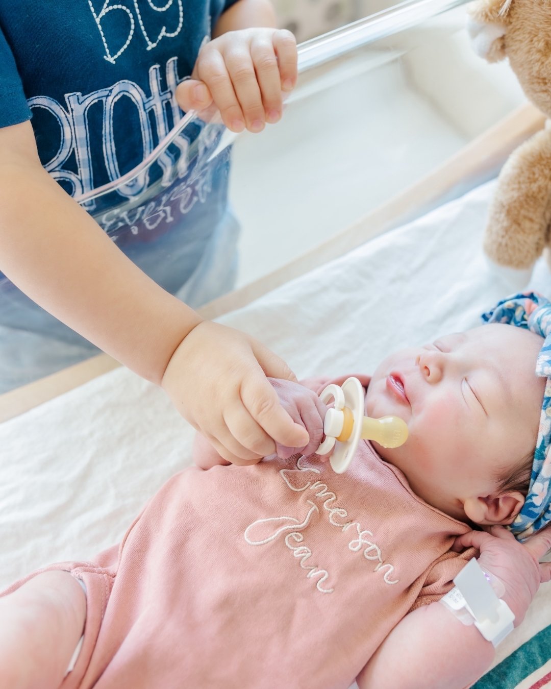 Your first hours as a family of (however many) deserve to be documented.

Fresh 48 sessions happen in your hospital room, usually within 24 hours of birth. No fancy setup, no coordinating outfits, no planning. Just you, your people, and your brand ne