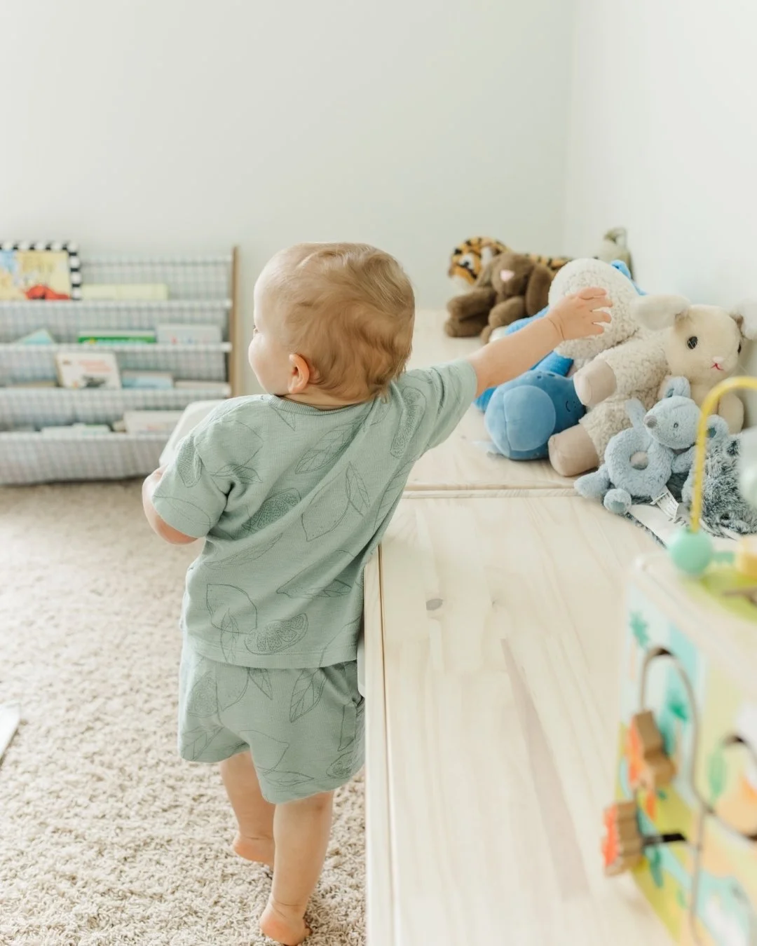 You don&rsquo;t need a perfectly decorated home to book a lifestyle session, you just need the place where your people actually live. the books stacked on the shelf, the stuffed animals he reaches for first thing &ndash; that&rsquo;s the stuff. 🧸✨

