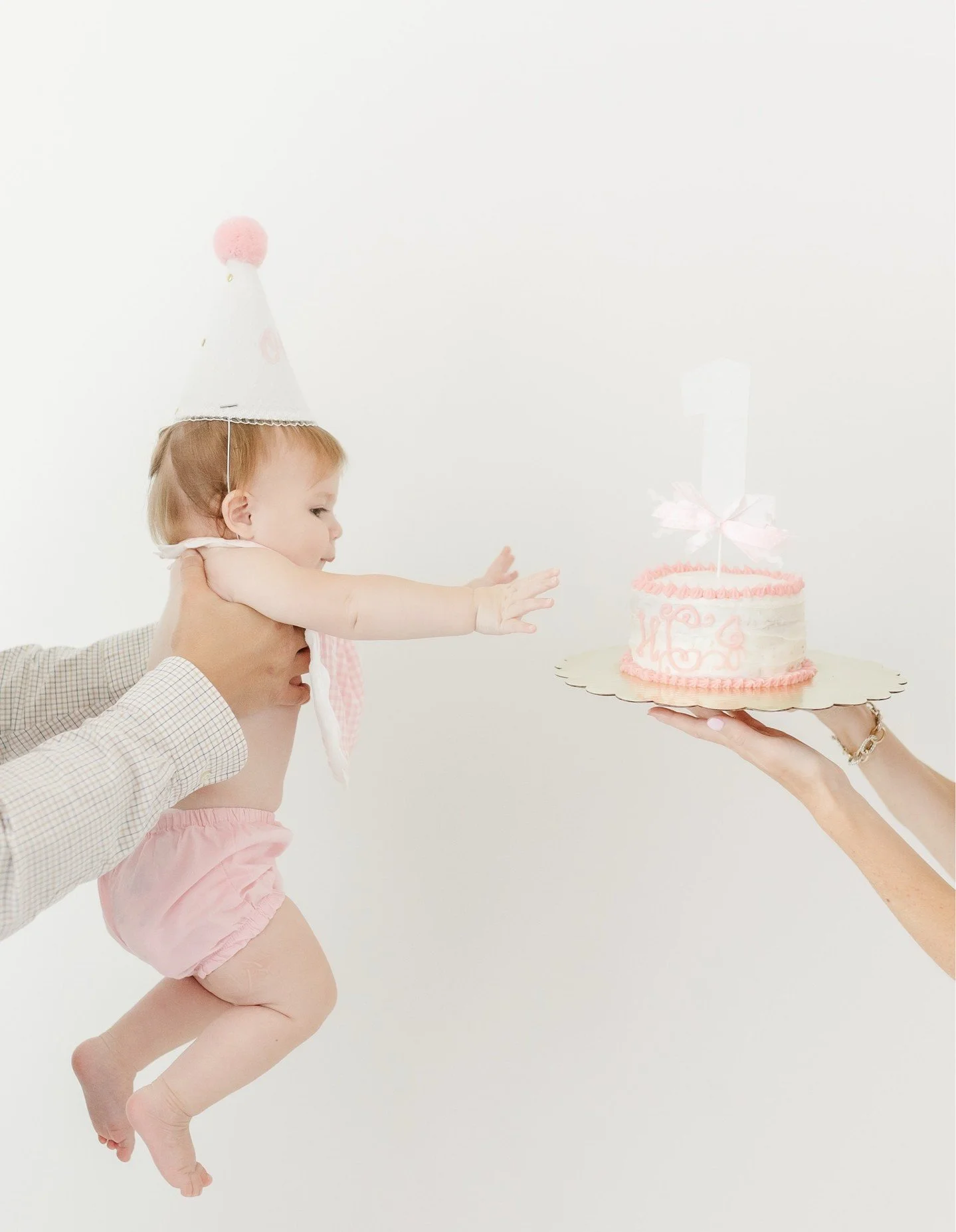 She was ready to dive headfirst into that cake before anyone even said go. 😂 This is exactly why first birthday sessions are some of the most fun I get to shoot, all that big personality on full display.

If your little one's turning one this winter