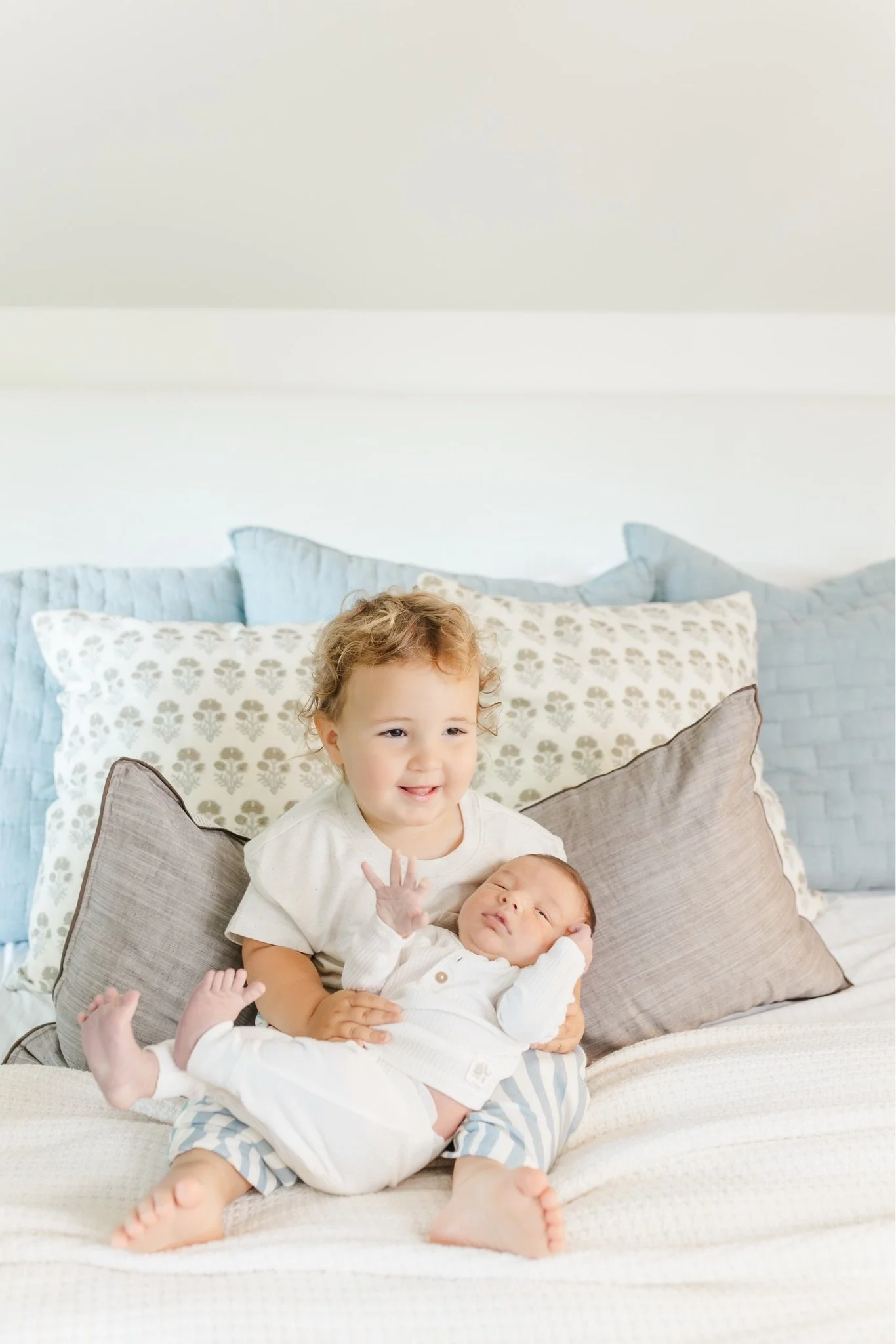That face when he found out he gets to hold his baby sibling for the pictures. 🥹 Big brother snuggles are one of my favorite parts of at home newborn sessions, this is the kind of moment you can't recreate later, only capture while it's happening.

