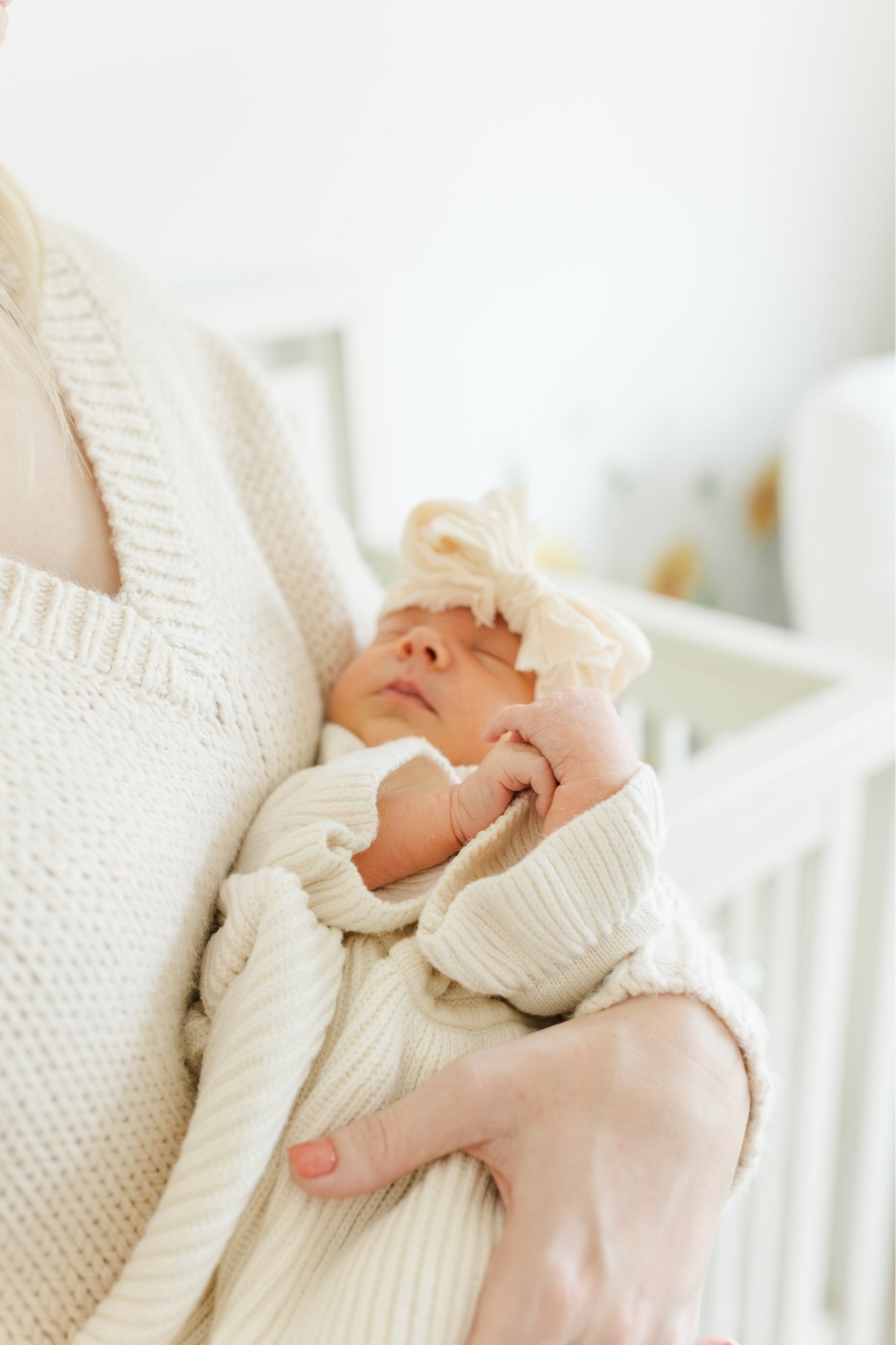 Newborn skin, that milk drunk sleep, and a bow bigger than her whole head. This is the good stuff. 🤍 At-home newborn sessions mean I come to you, so you never have to leave the nursery you perfectly planned just to get photos like this.

If you're d