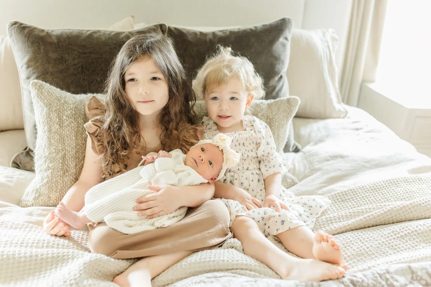 Big sister's arms, little sister's curiosity, and a brand-new baby right in the middle. 🤍 This is why I love in-home newborn sessions: siblings are comfortable, nobody's rushed, and the moments happen on their own.

Now booking in-home newborn sessi