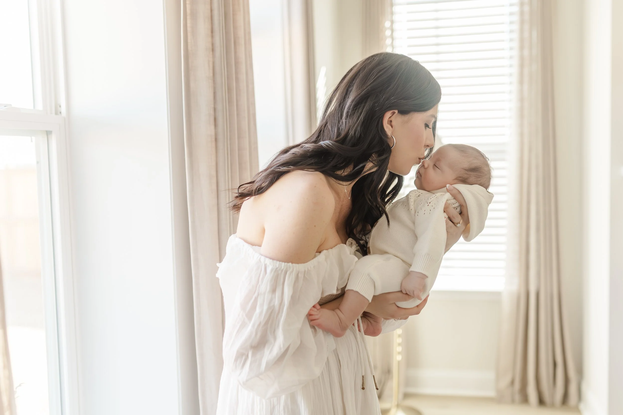 baby sleeping in mothers arm lifestyle newborn photography piedmont sc