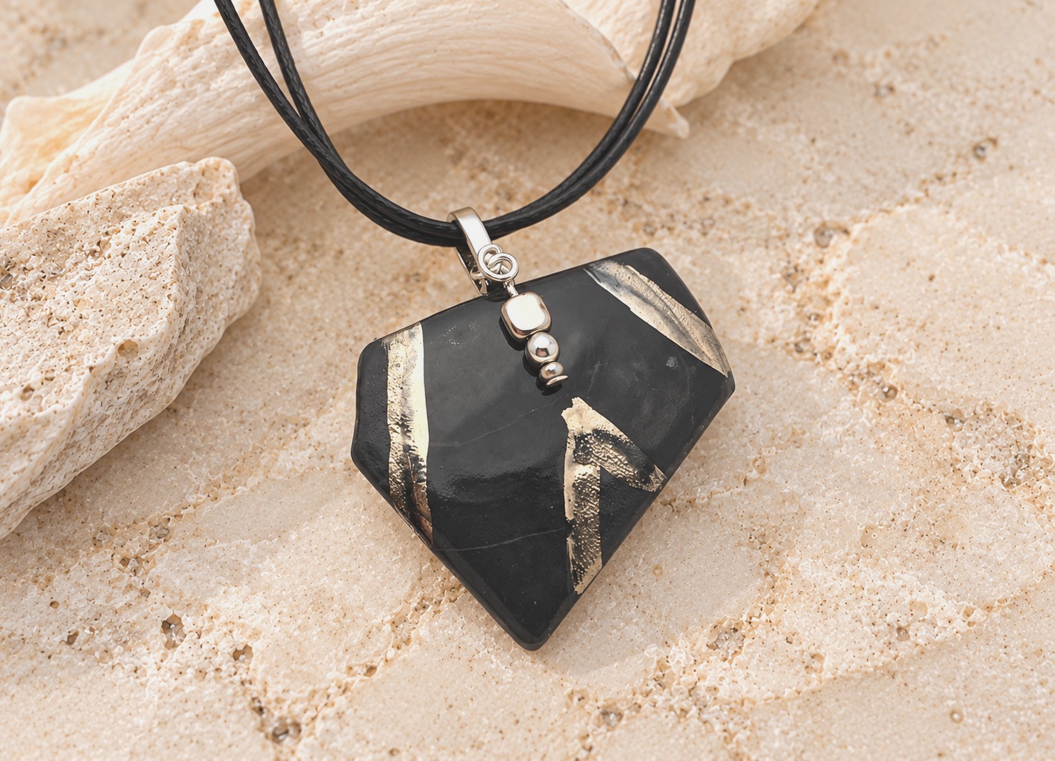 Black Chic Pendant Necklace