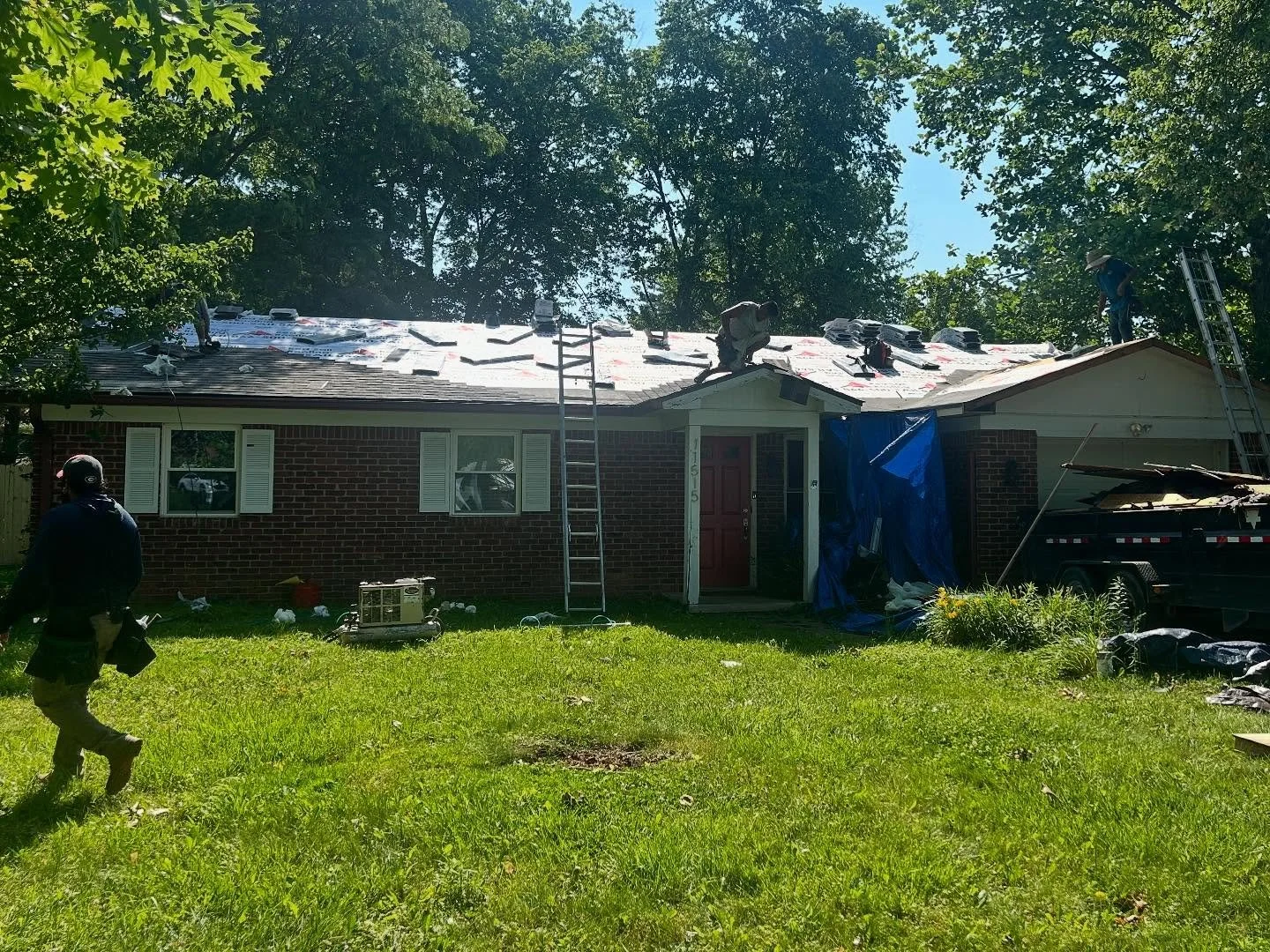 Gotta love a neighborhood with big trees on days like today 🥵 But it&rsquo;s hydration and hammers again today as we install another impact resistant roof🚩🚩 #redsailroofing #ikodynasty