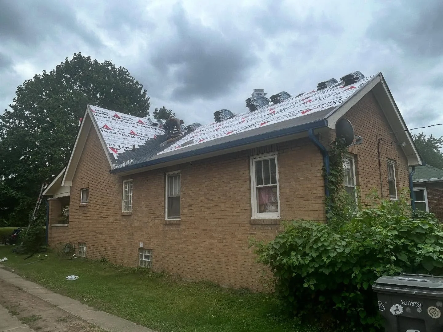 Caribbean fever is in full effect, as this is the second  IKO Dynasty Atlantic Blue going on this week 🌴 #redsailroofing #ikodynasty