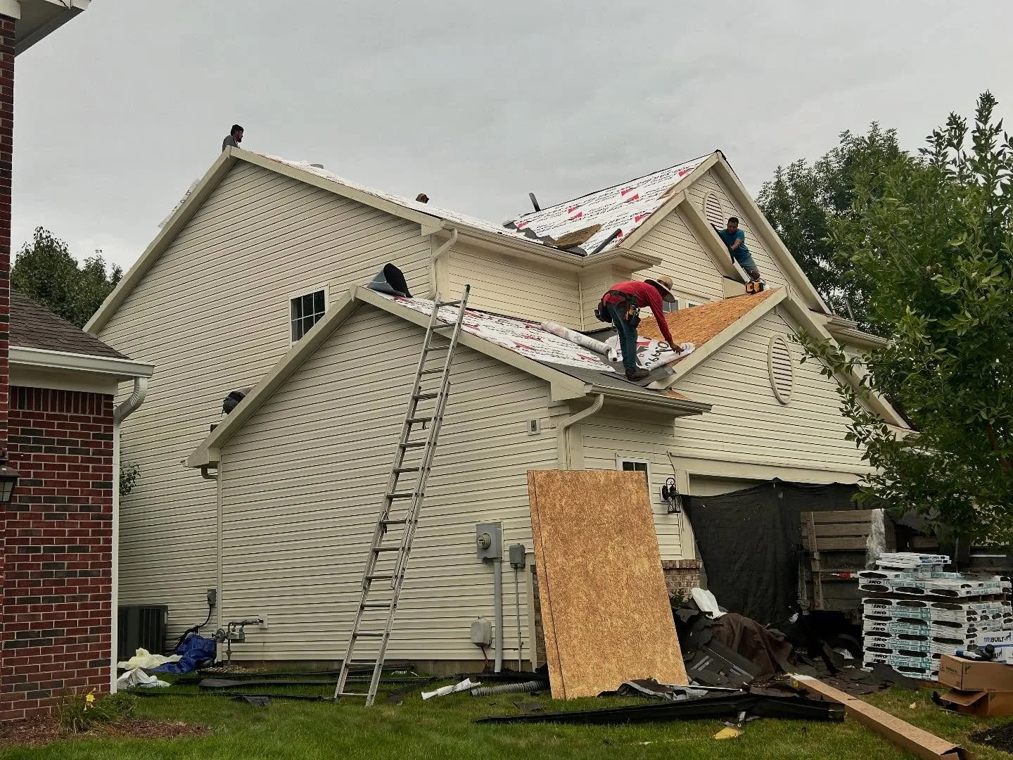 Installing another impact resistant Dynasty roof before the new homeowners move in on Monday🚩#redsailroofing #ikodynasty #driftshake