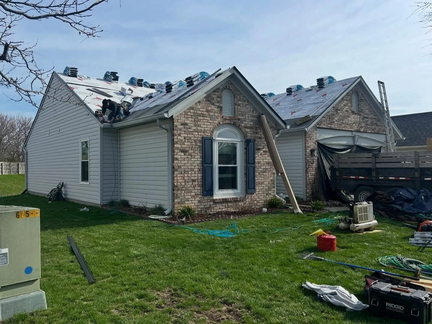 Another day, another impact resistant Dynasty shingle being installed! Glacier is the flavor today brought to you by #redsailroofing andc#ikodynasty 🚩🚩