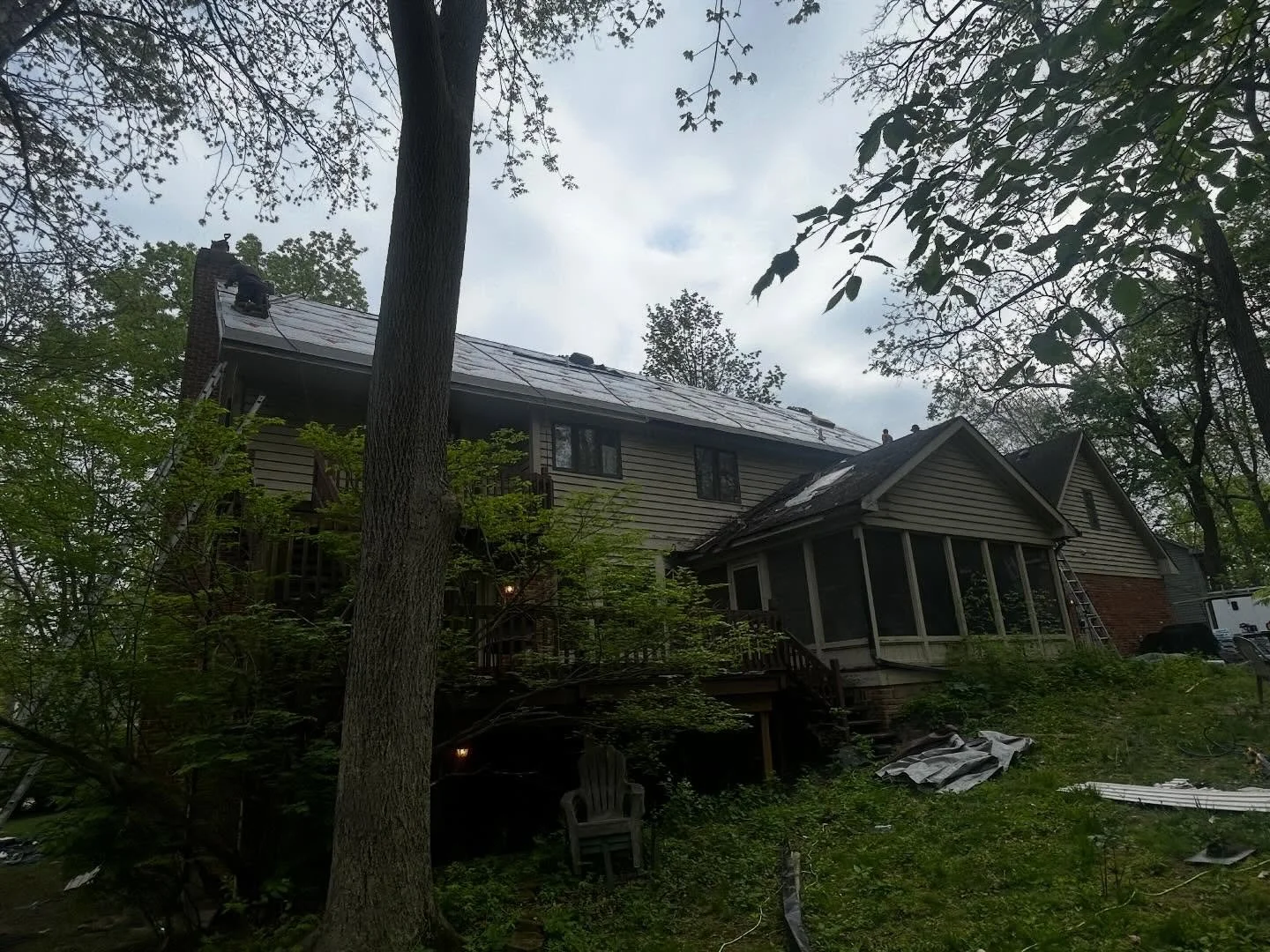 Finishing up the new soffit/fascia metal and starting on the IKO Dynasty impact resistant roof! The new gutters go ok next week to complete a drastic makeover 🚩🚩#redsailroofing #ikodynasty