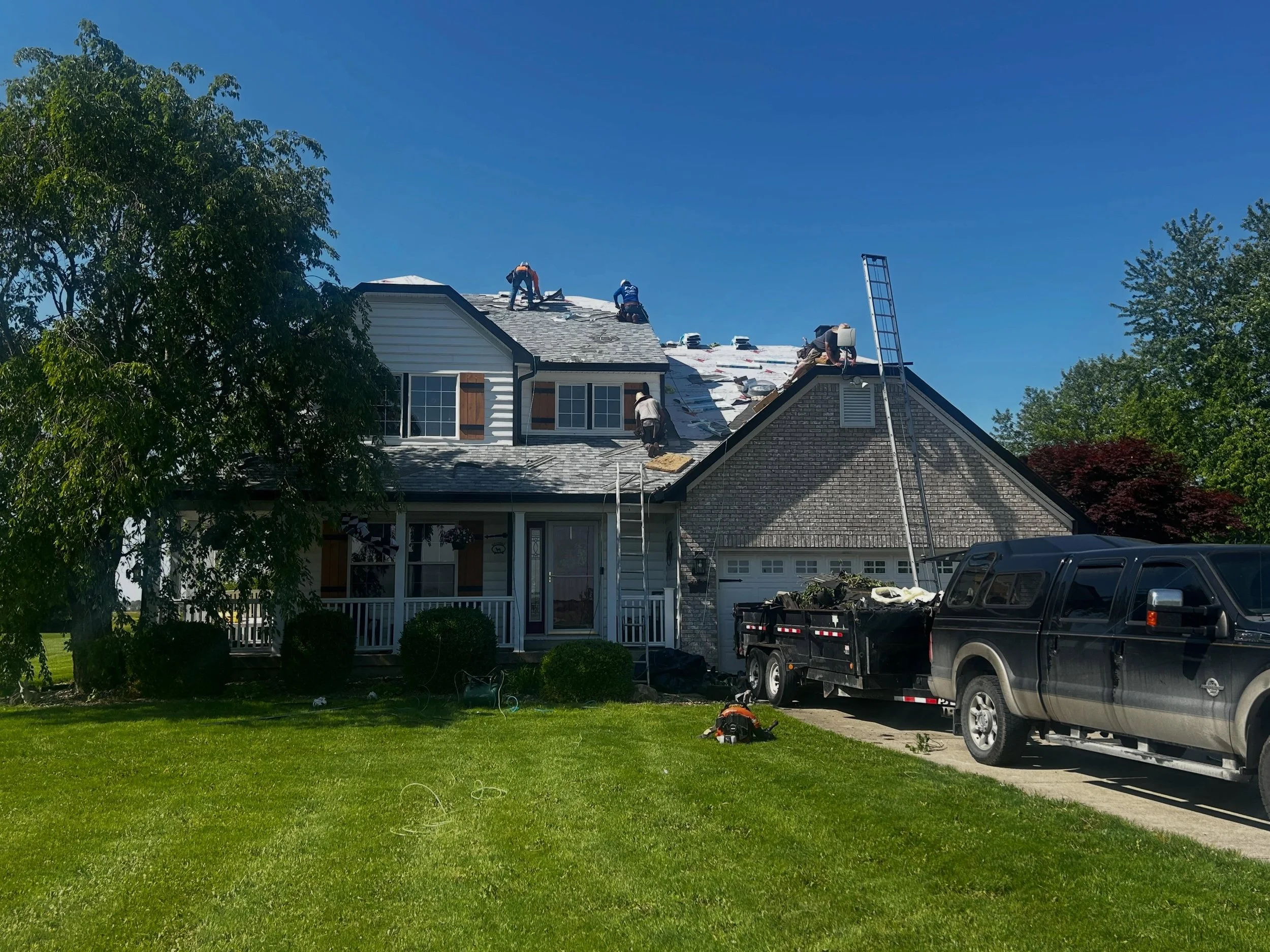 Suns out, so the nail guns are out 🚩IKO Dynasty impact resistant shingles in the flavor of Frostone Grey being installed. #redsailroofing #ikodynasty