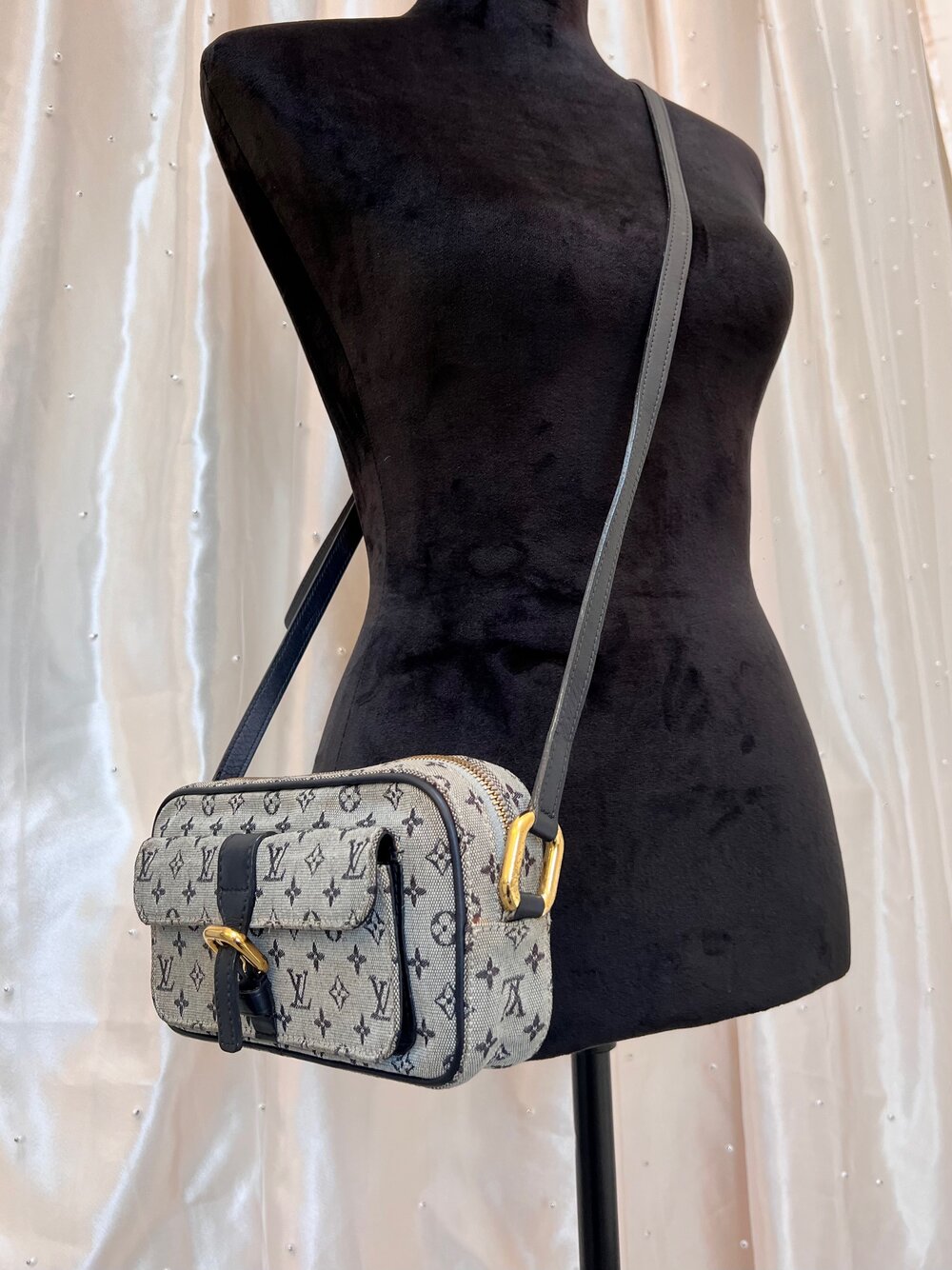 Louis Vuitton Grey x Navy Monogram Mini Lin Juliette MM Crossbody Bag  Leather ref.639165 - Joli Closet
