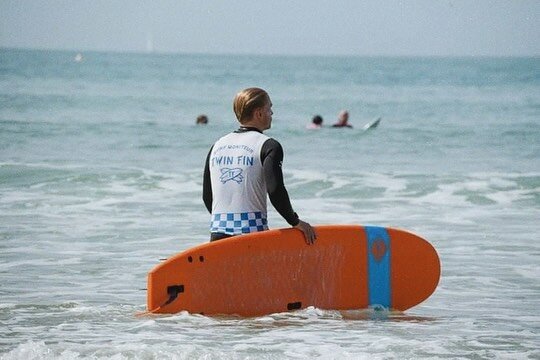 Hey ! 🏄🏼&zwj;♂️🏄🏼🏄🏽&zwj;♂️
Les moniteurs de chez @twinfin_surfschool sont pr&ecirc;t pour cette belle saison ! 
On attend les vagues, pour le reste vous pouvez r&eacute;server d&egrave;s maintenant vos s&eacute;ances de surf sur notre site ( ht