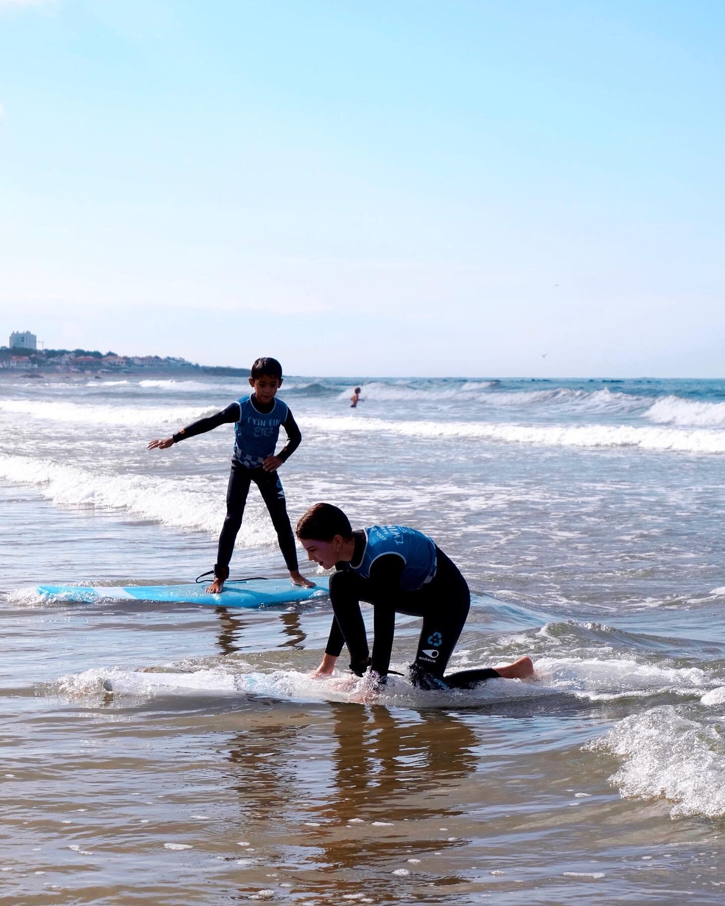 Hello ! 🌊

Venez d&eacute;couvrir le surf chez Twin Fin,
la passion pour les vagues n&rsquo;a pas d&rsquo;&acirc;ge ! 
Ils pourront ainsi d&eacute;couvrir la pratique du surf, profiter et s&rsquo;amuser 🏄🏼&zwj;♂️ 🦐 

Cette d&eacute;couverte sera 