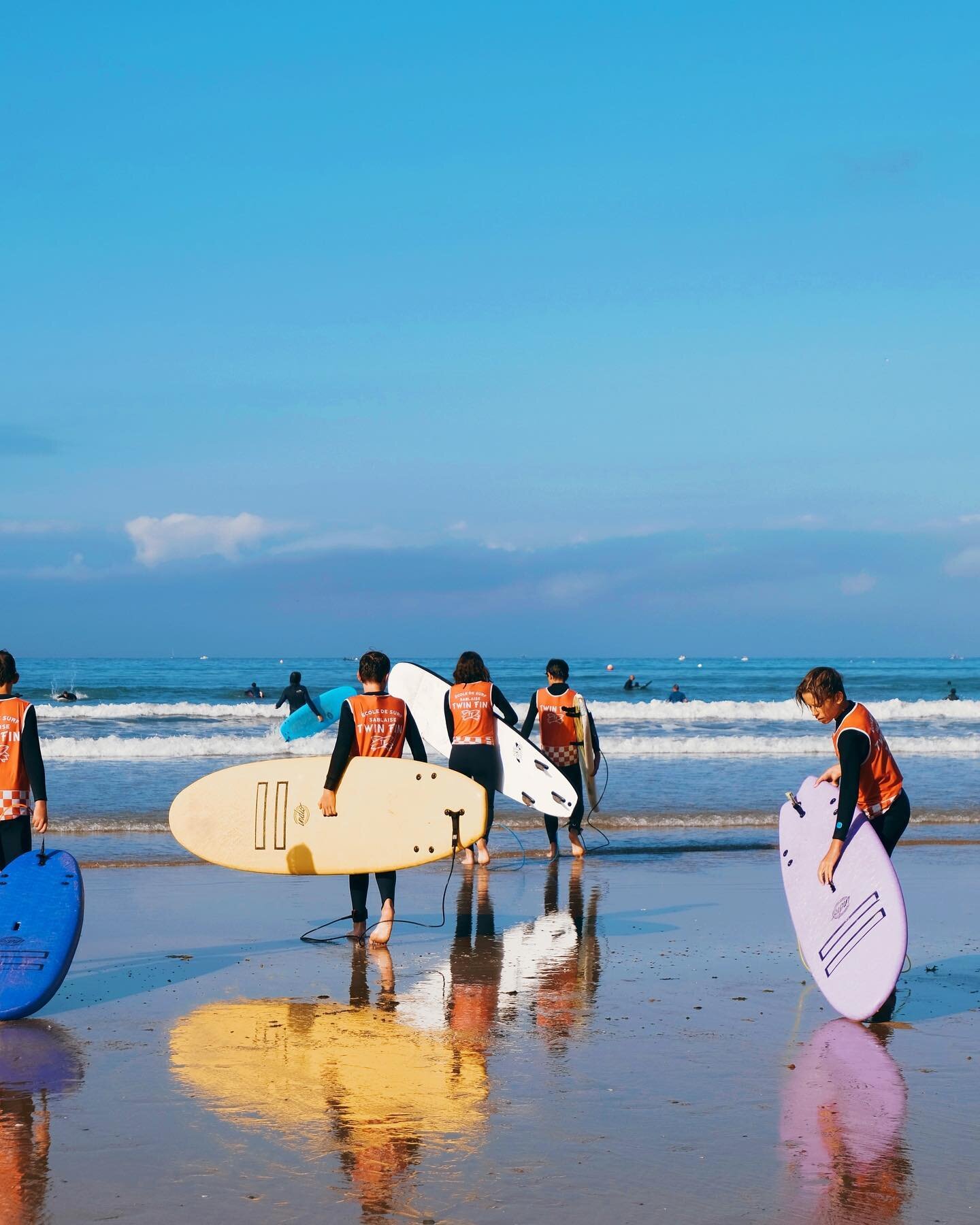 C&rsquo;est partie pour une belle semaine de Surf, avec (enfin) le retour des vagues ! 🌊🏄🏼&zwj;♂️
R&eacute;servez d&egrave;s maintenant vos sessions de surf directement sur notre site internet (www.twinfin.fr).
🤙🏼🌞