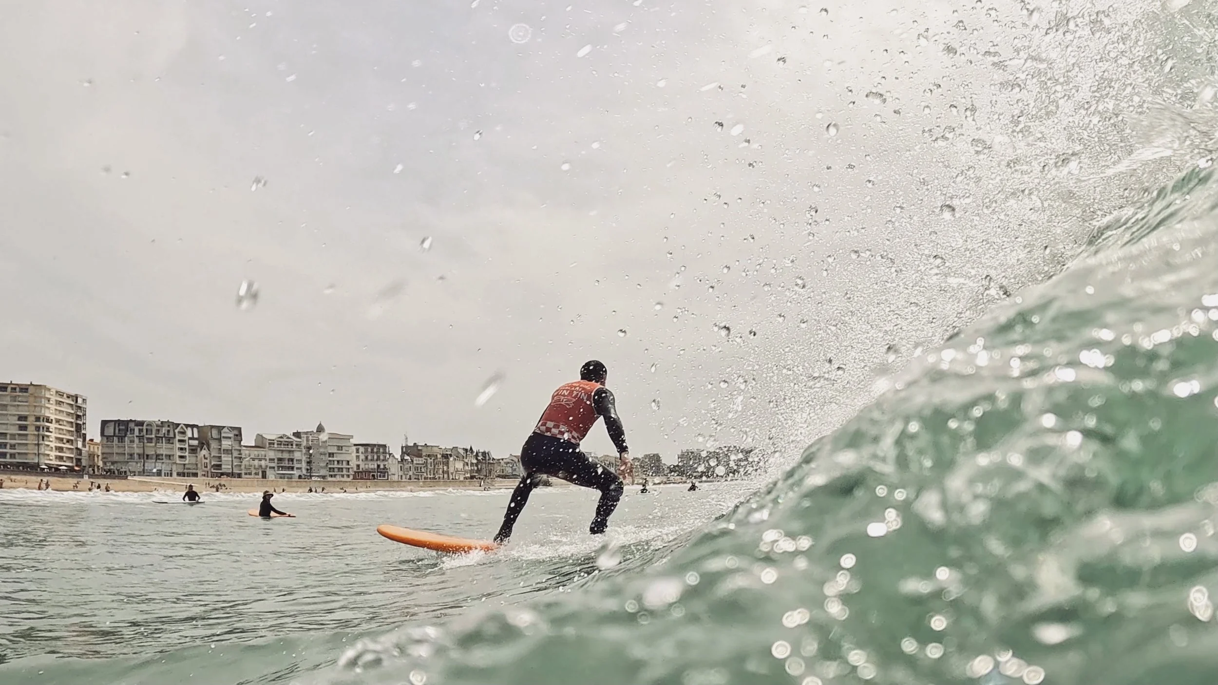 Quel cours de surf choisir aux Sables d’Olonne ? (guide complet)
